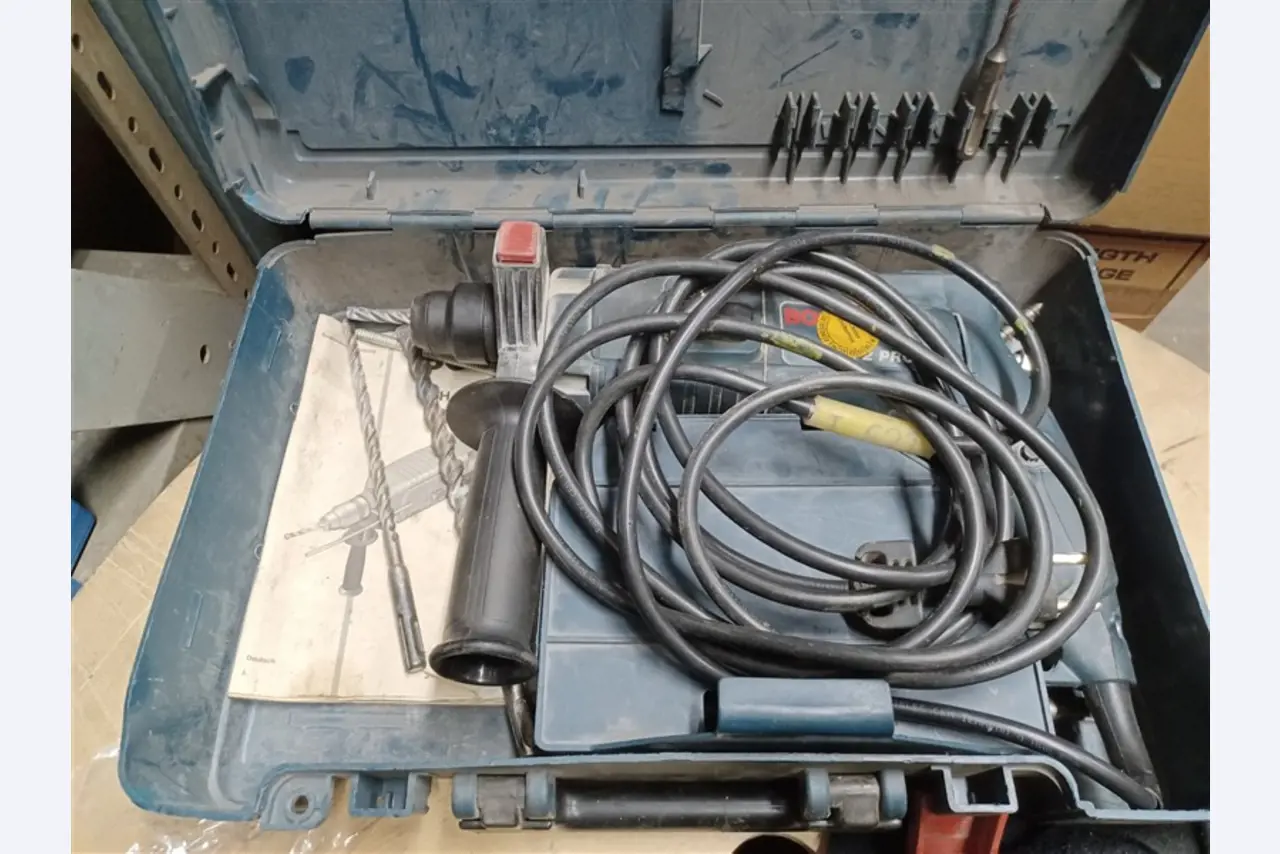 Dobrze utrzymany sprzęt warsztatowy i maszyny dawnej firmy Hülsenbusch Apparatebau-1