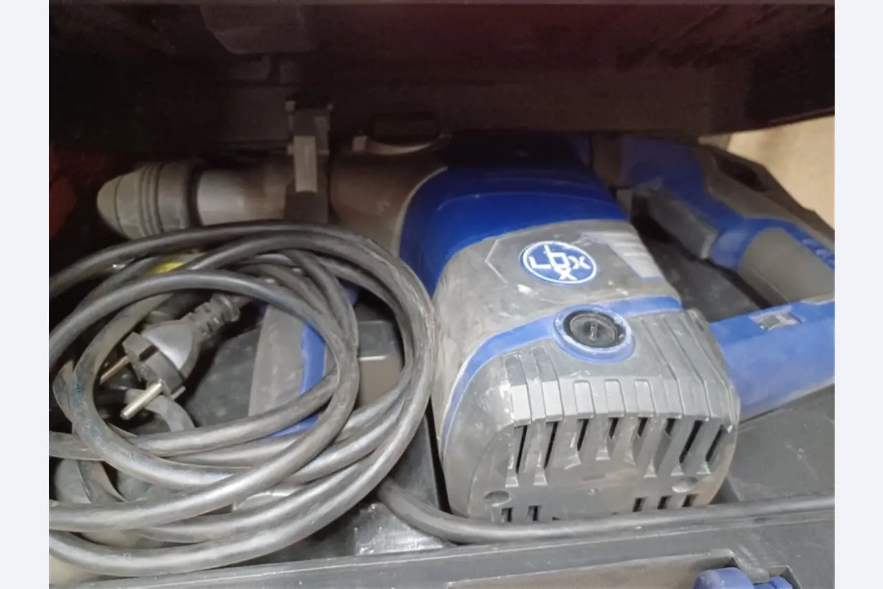 Dobrze utrzymany sprzęt warsztatowy i maszyny dawnej firmy Hülsenbusch Apparatebau-3