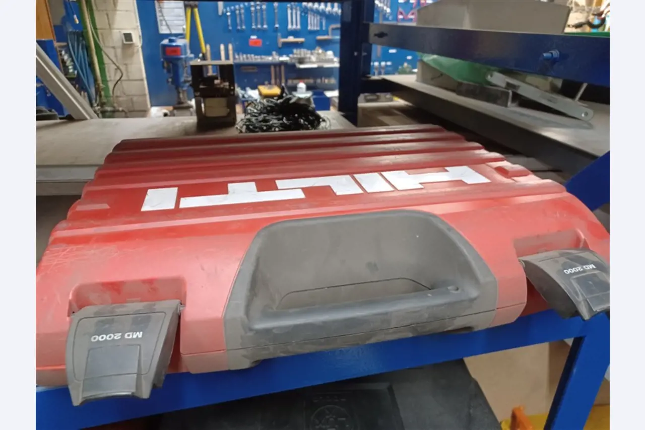 Dobrze utrzymany sprzęt warsztatowy i maszyny dawnej firmy Hülsenbusch Apparatebau-4