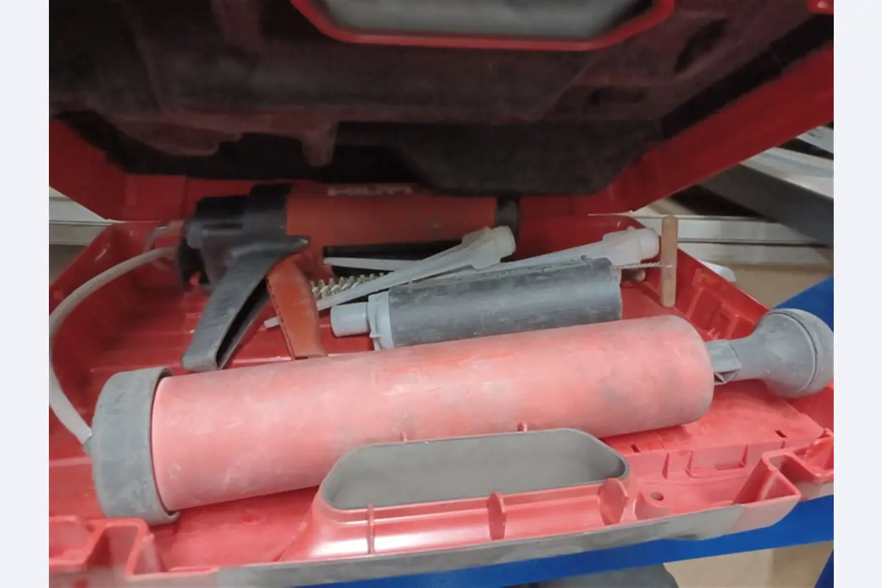 Dobrze utrzymany sprzęt warsztatowy i maszyny dawnej firmy Hülsenbusch Apparatebau-5