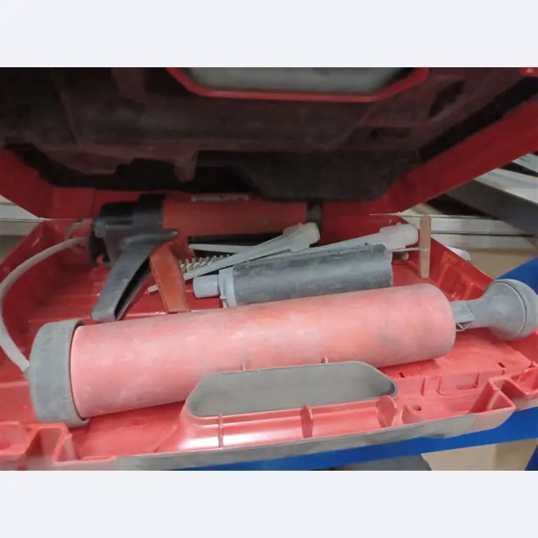 Dobrze utrzymany sprzęt warsztatowy i maszyny dawnej firmy Hülsenbusch Apparatebau-5