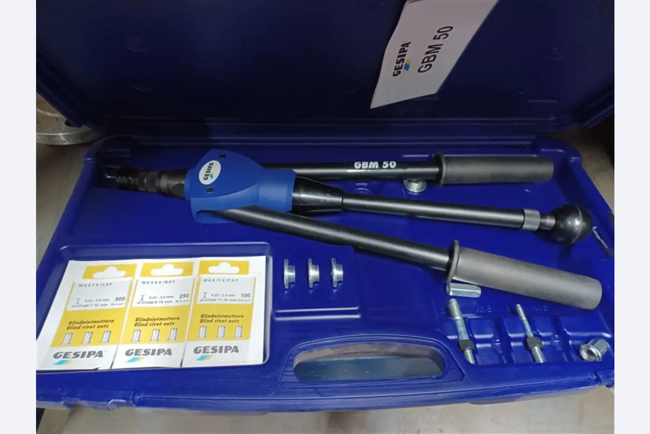 Dobrze utrzymany sprzęt warsztatowy i maszyny dawnej firmy Hülsenbusch Apparatebau-9