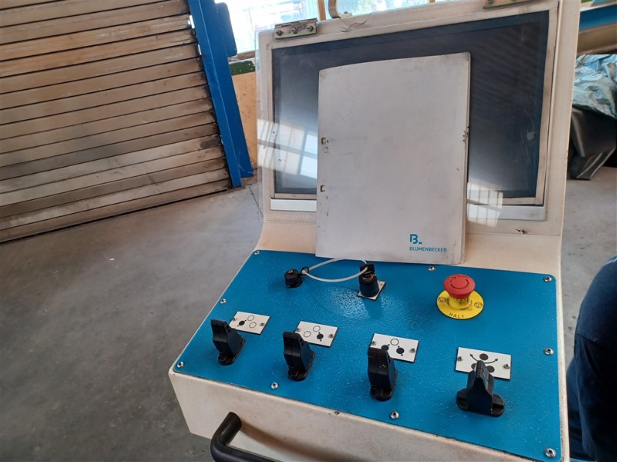 Dobrze utrzymany sprzęt warsztatowy i maszyny dawnej firmy Hülsenbusch Apparatebau-3