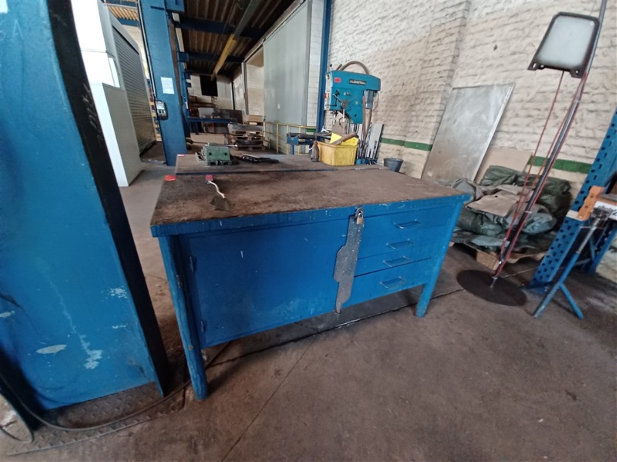 Dobrze utrzymany sprzęt warsztatowy i maszyny dawnej firmy Hülsenbusch Apparatebau-10