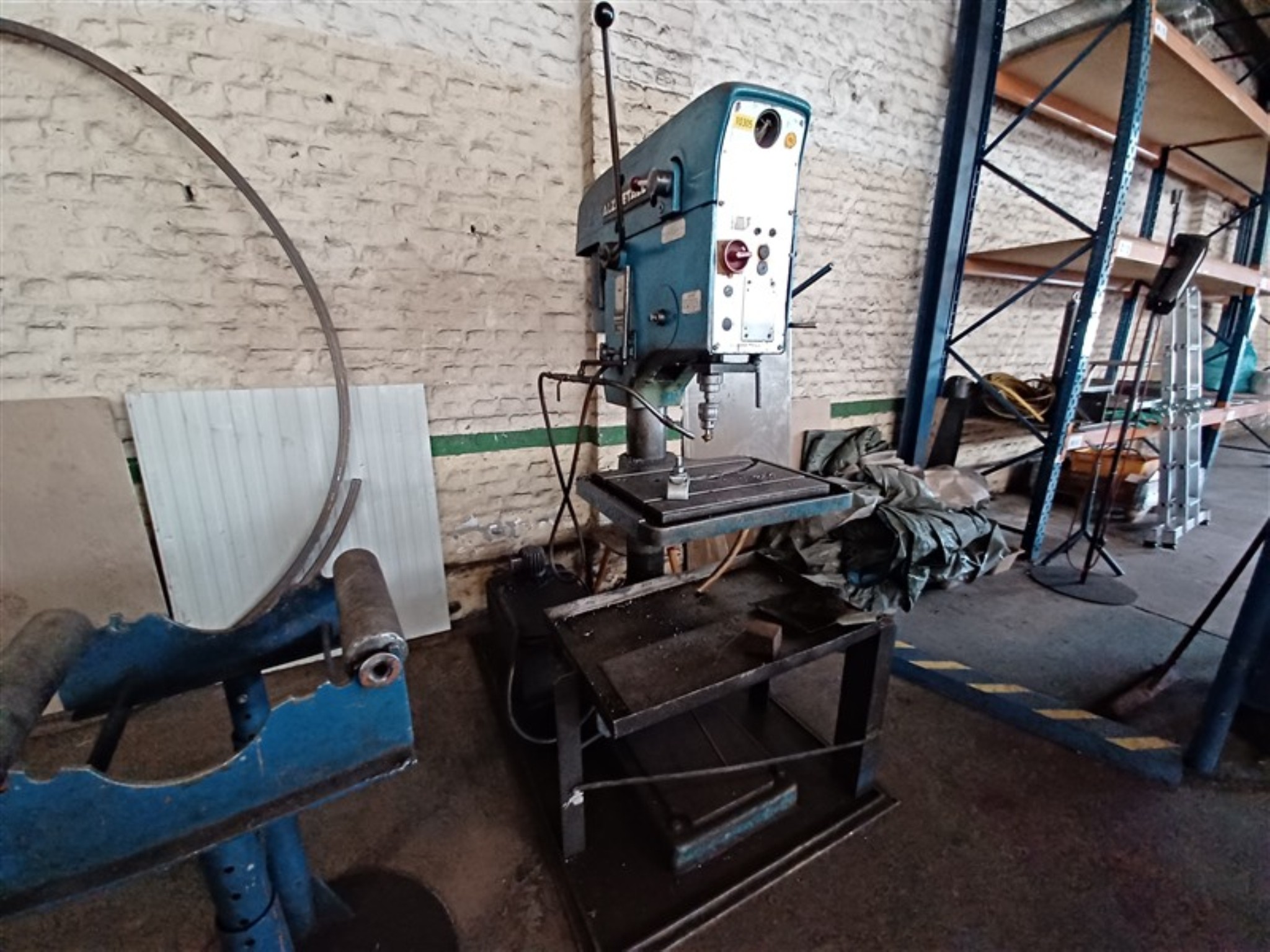 Dobrze utrzymany sprzęt warsztatowy i maszyny dawnej firmy Hülsenbusch Apparatebau-2