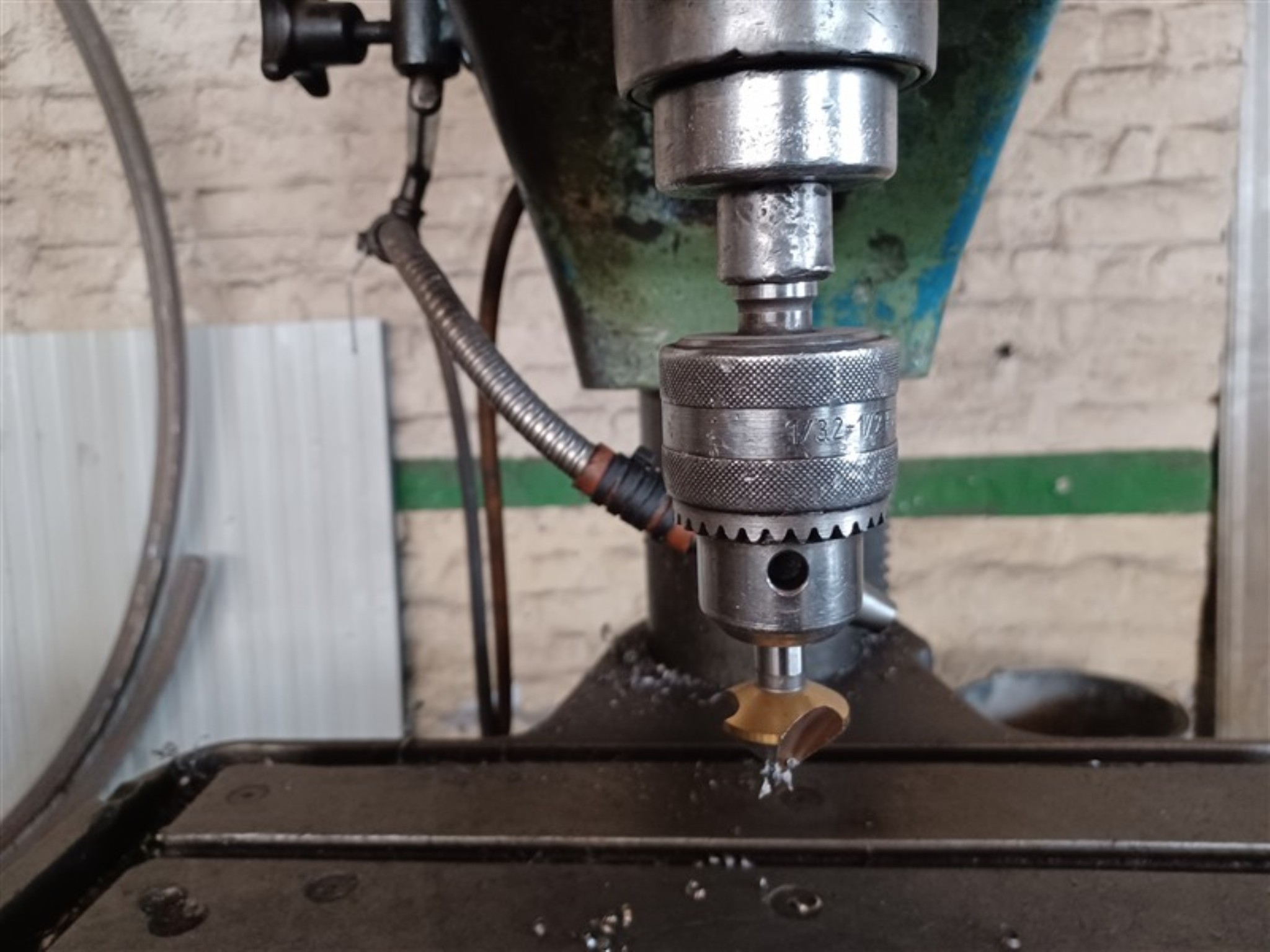 Dobrze utrzymany sprzęt warsztatowy i maszyny dawnej firmy Hülsenbusch Apparatebau-4