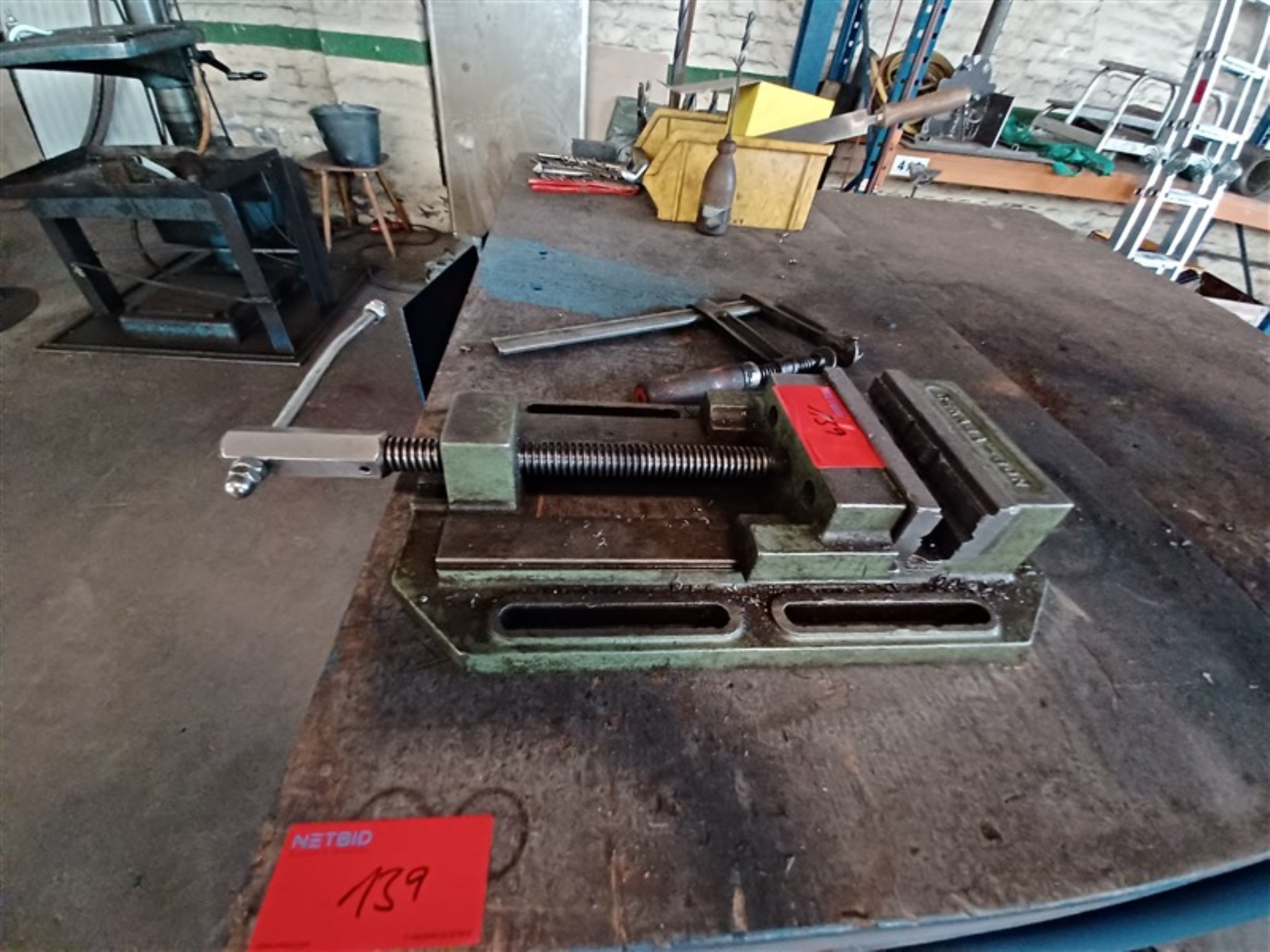 Dobrze utrzymany sprzęt warsztatowy i maszyny dawnej firmy Hülsenbusch Apparatebau-8