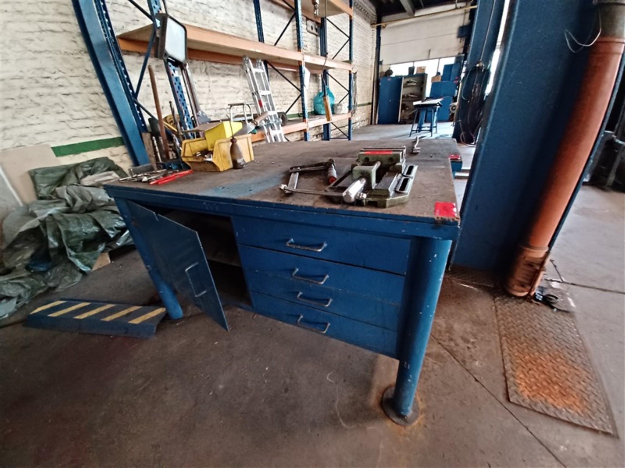 Dobrze utrzymany sprzęt warsztatowy i maszyny dawnej firmy Hülsenbusch Apparatebau-9