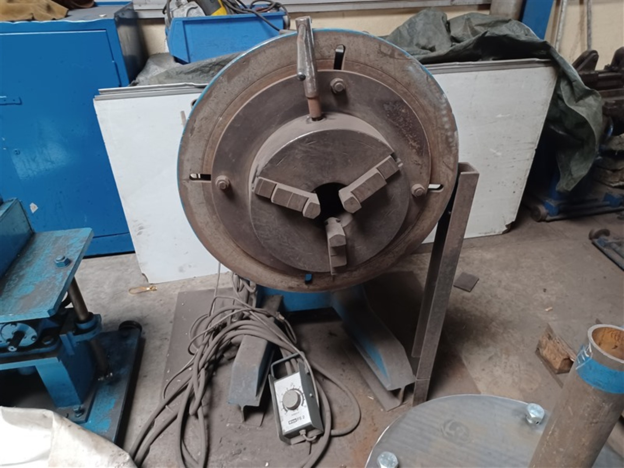 Dobrze utrzymany sprzęt warsztatowy i maszyny dawnej firmy Hülsenbusch Apparatebau-3