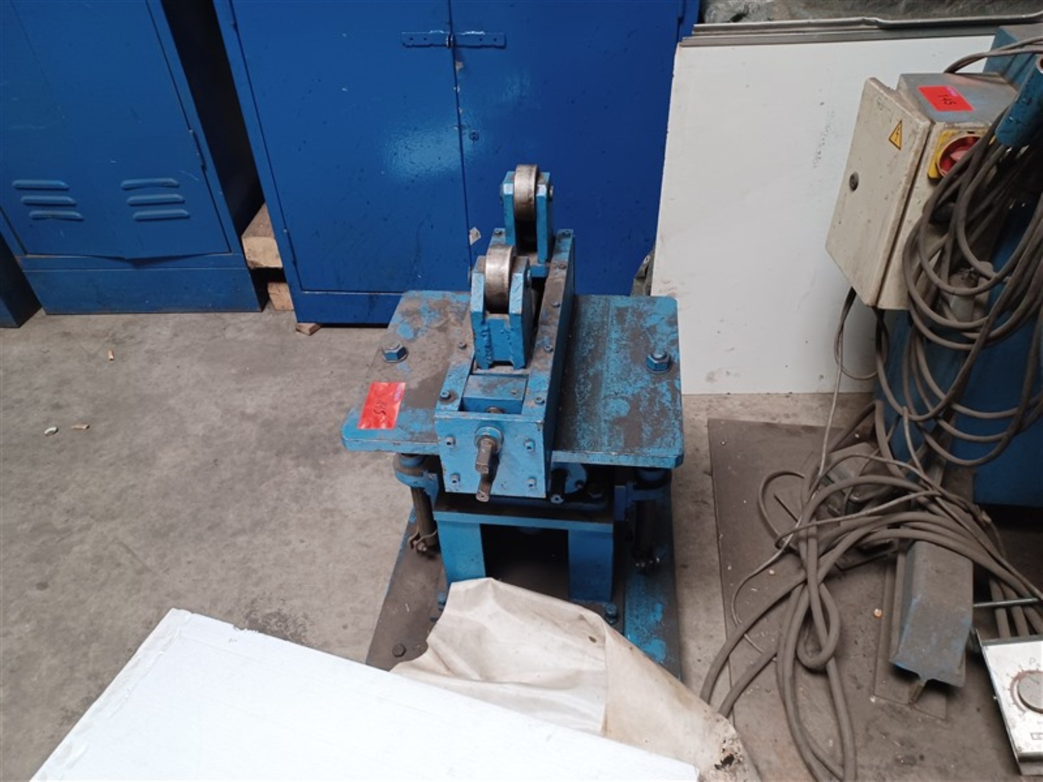 Dobrze utrzymany sprzęt warsztatowy i maszyny dawnej firmy Hülsenbusch Apparatebau-4