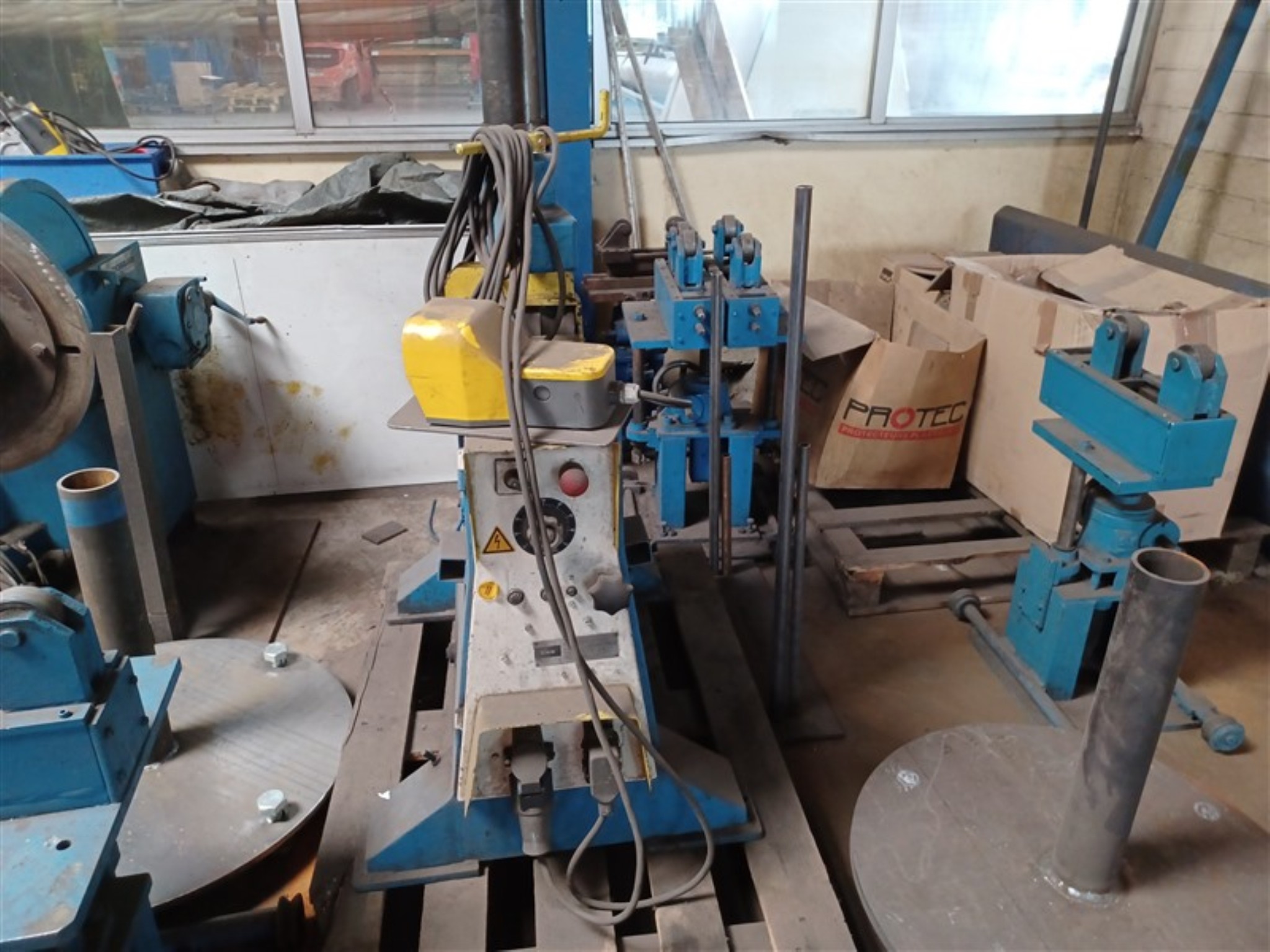 Dobrze utrzymany sprzęt warsztatowy i maszyny dawnej firmy Hülsenbusch Apparatebau-6