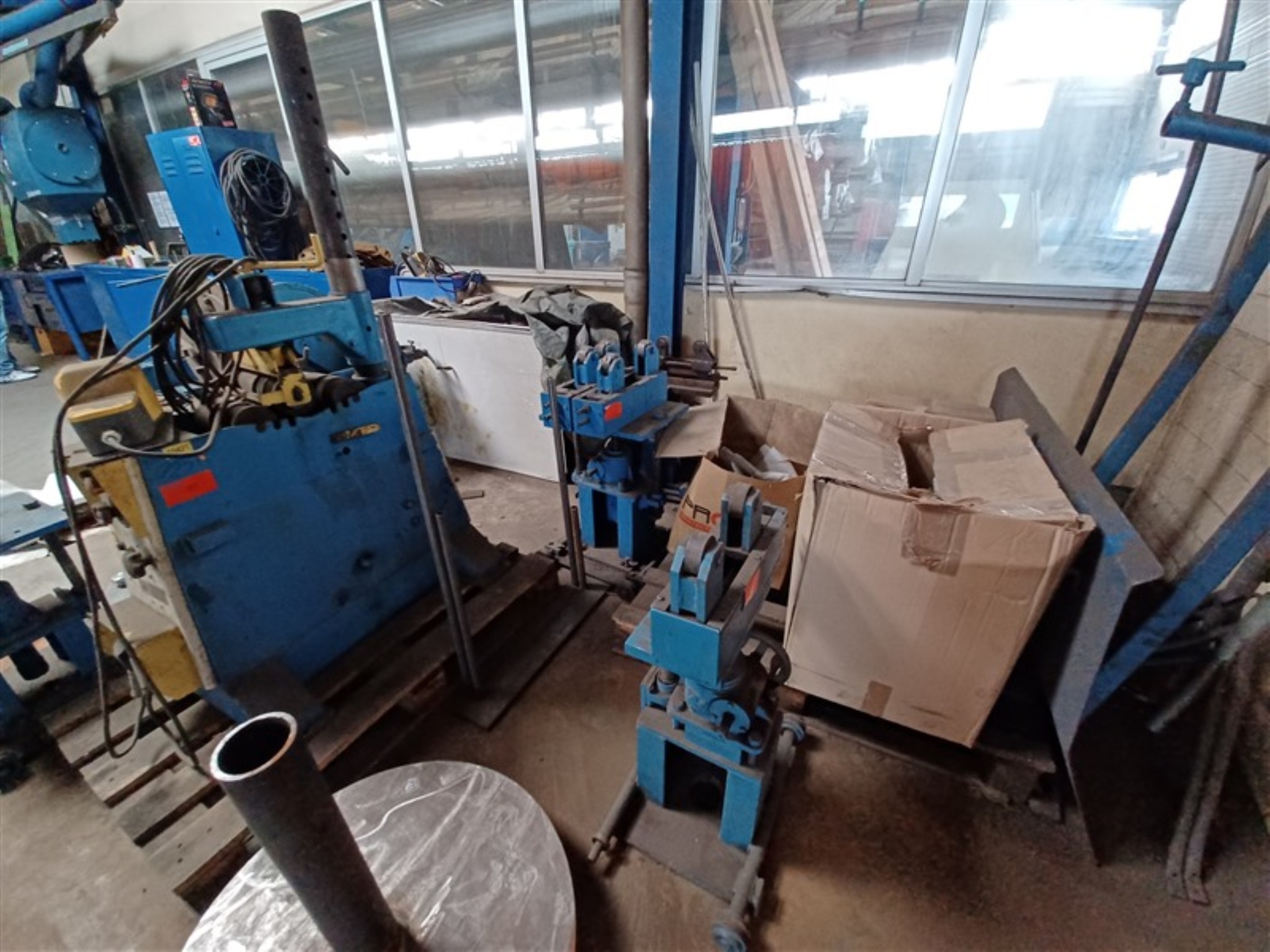 Dobrze utrzymany sprzęt warsztatowy i maszyny dawnej firmy Hülsenbusch Apparatebau-7