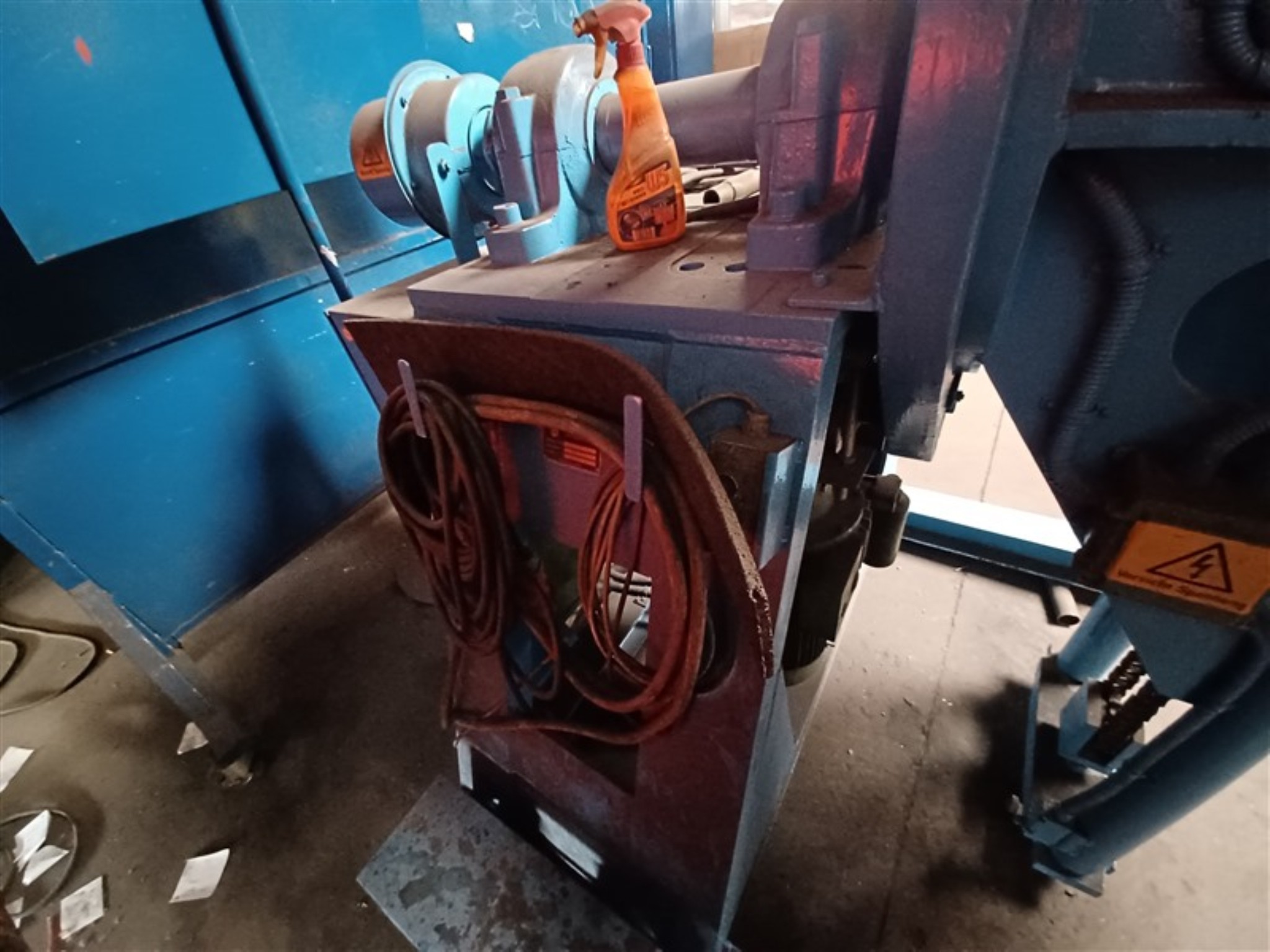 Dobrze utrzymany sprzęt warsztatowy i maszyny dawnej firmy Hülsenbusch Apparatebau-2