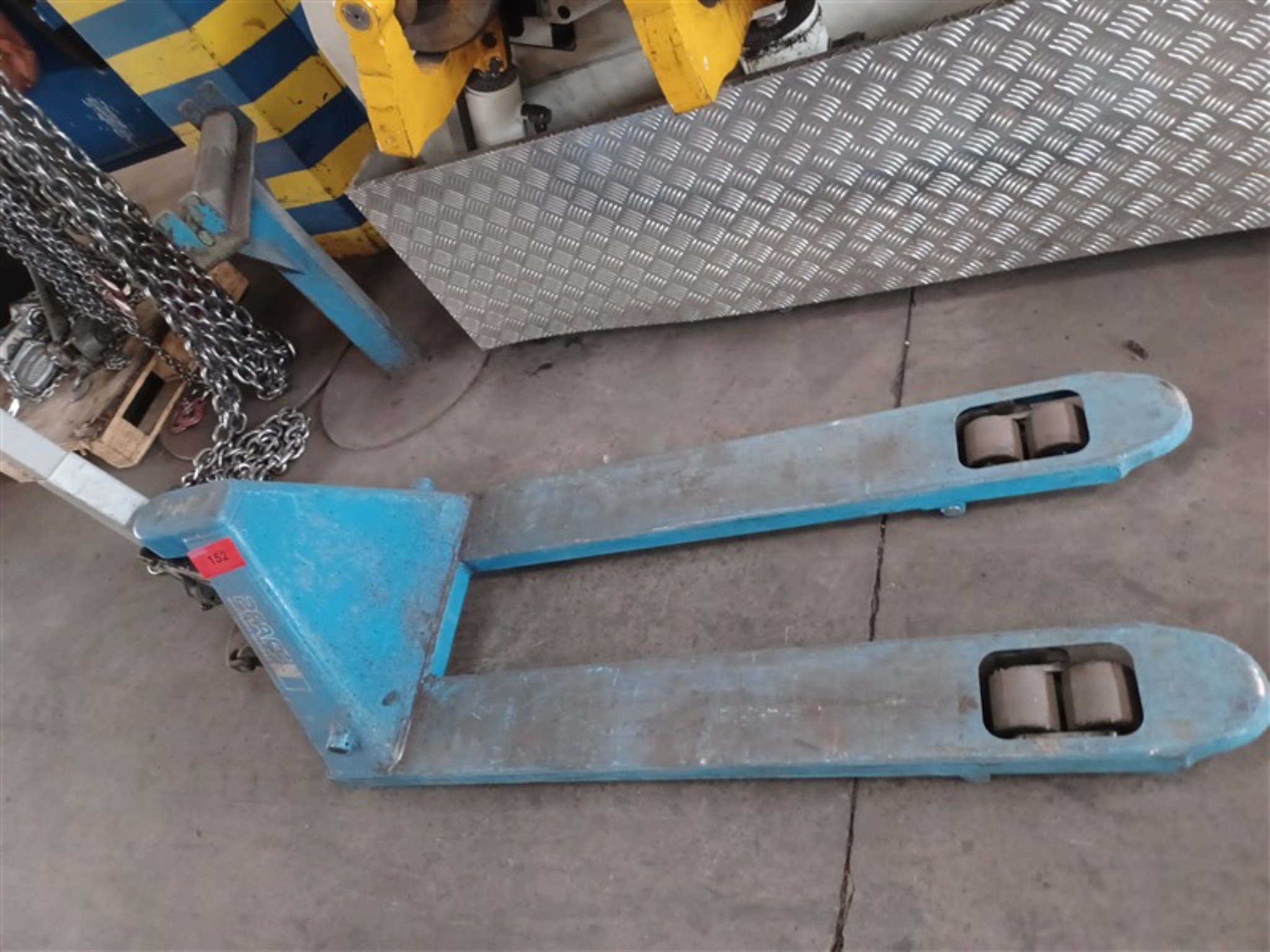 Dobrze utrzymany sprzęt warsztatowy i maszyny dawnej firmy Hülsenbusch Apparatebau-3