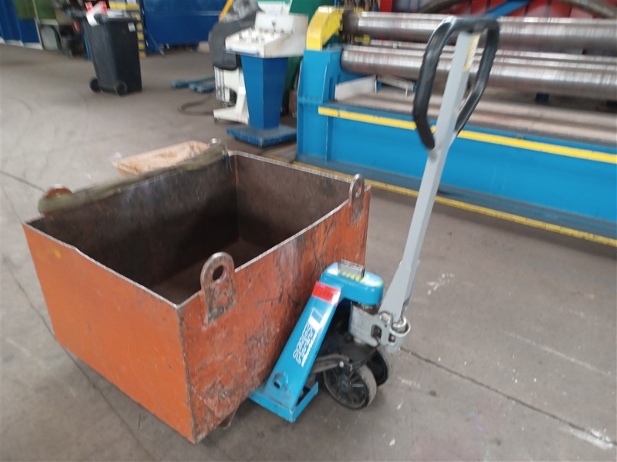 Dobrze utrzymany sprzęt warsztatowy i maszyny dawnej firmy Hülsenbusch Apparatebau-4