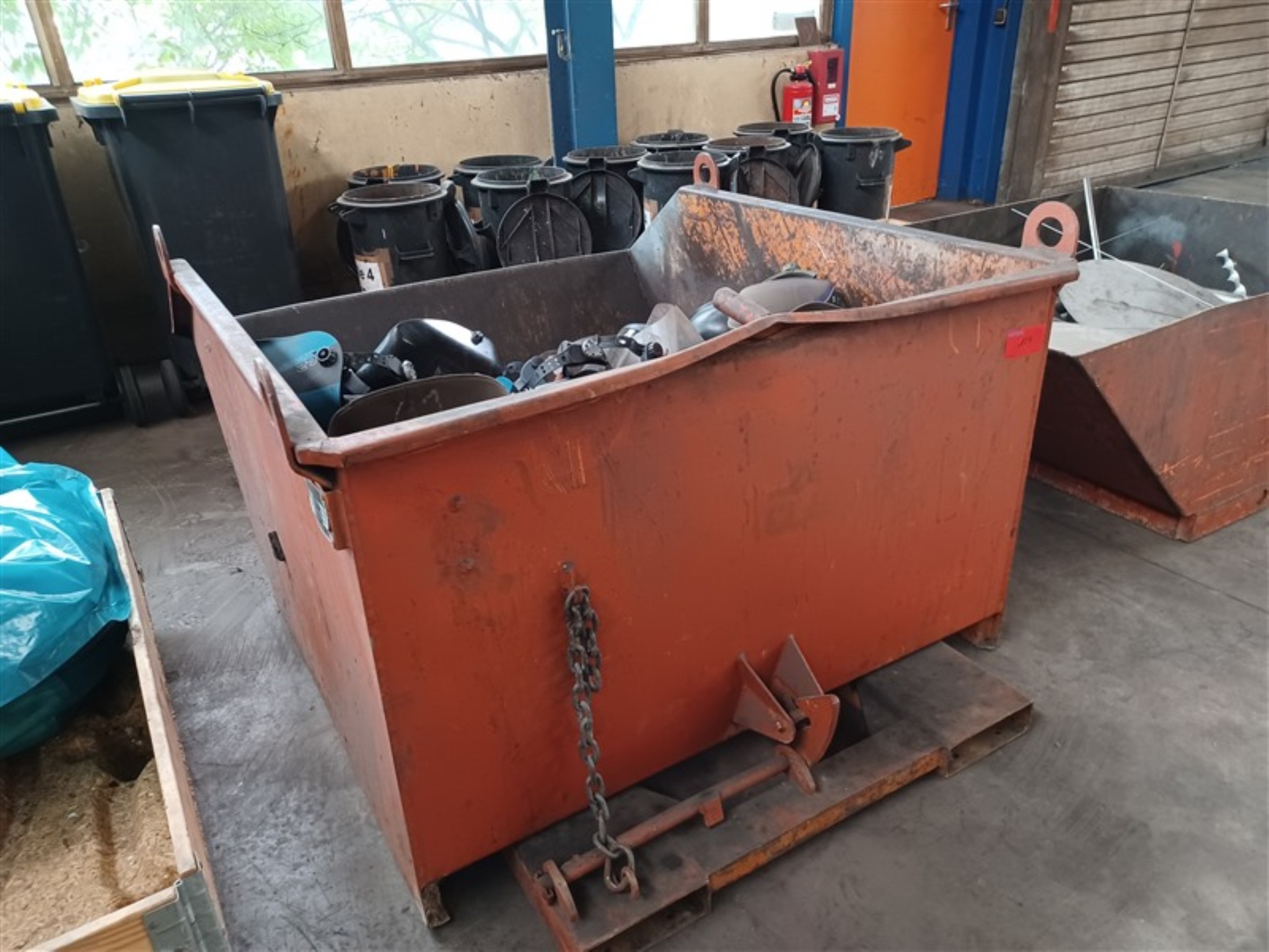 Dobrze utrzymany sprzęt warsztatowy i maszyny dawnej firmy Hülsenbusch Apparatebau-5