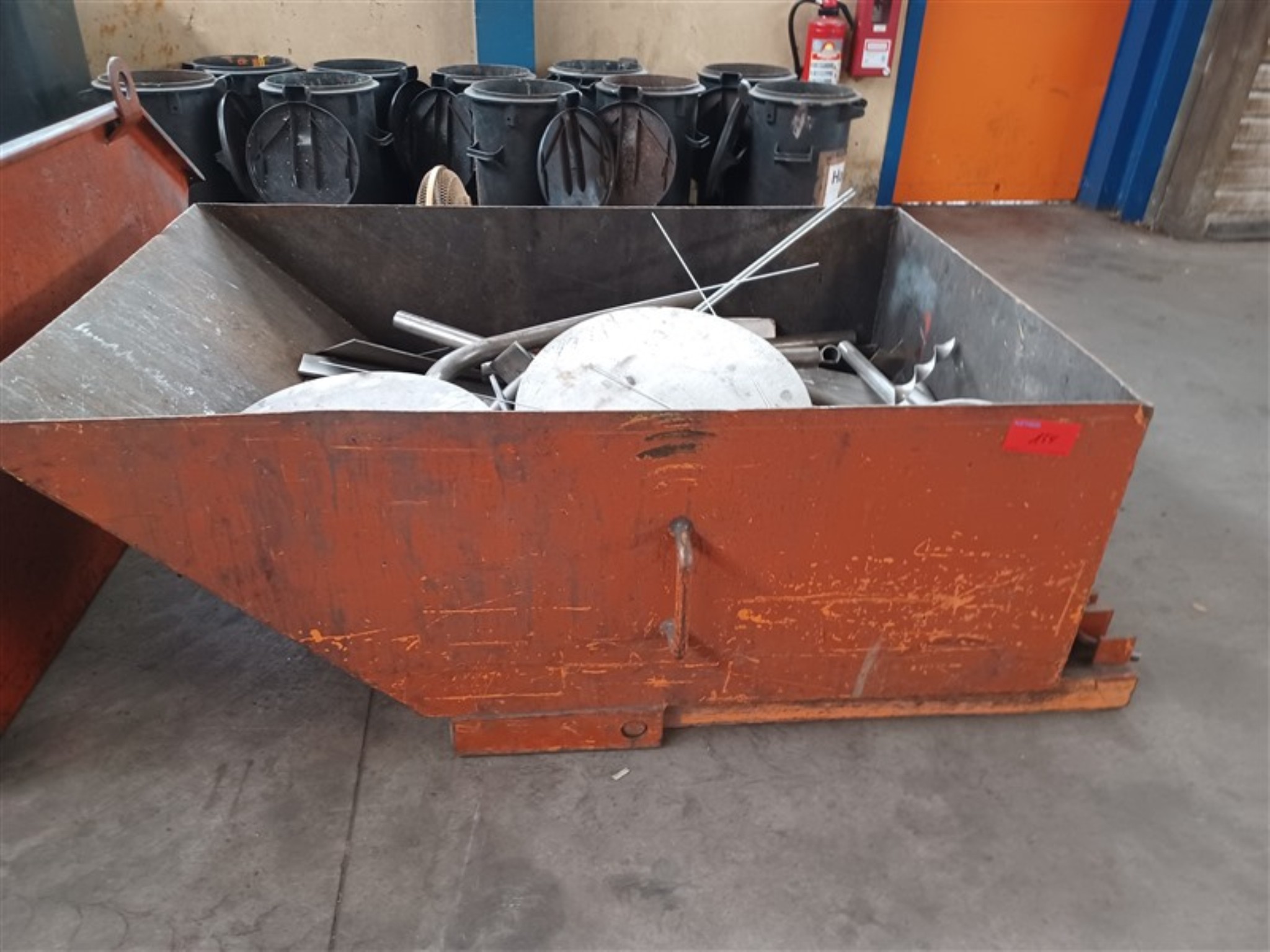 Dobrze utrzymany sprzęt warsztatowy i maszyny dawnej firmy Hülsenbusch Apparatebau-6