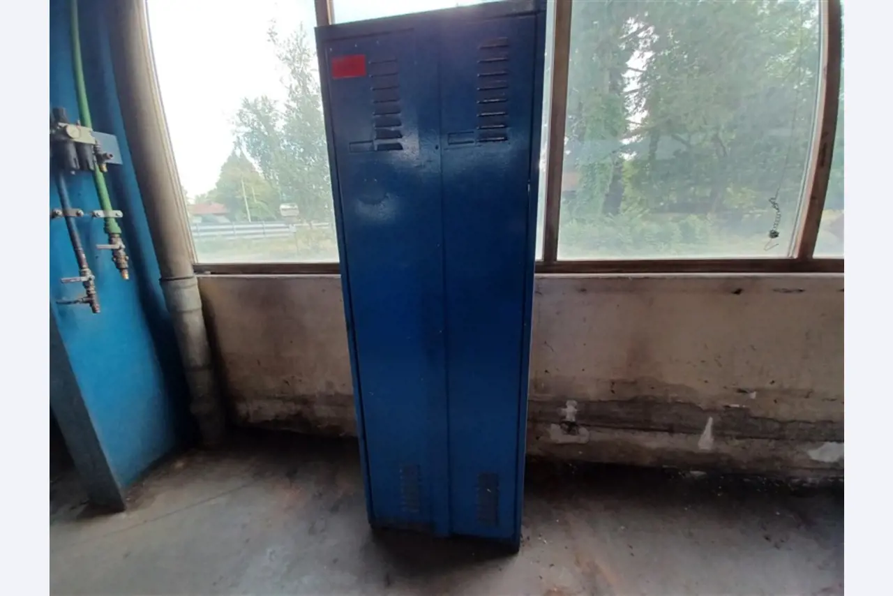 Equipement d'atelier bien entretenu et machines de l'ancienne société Hülsenbusch Apparatebau-4