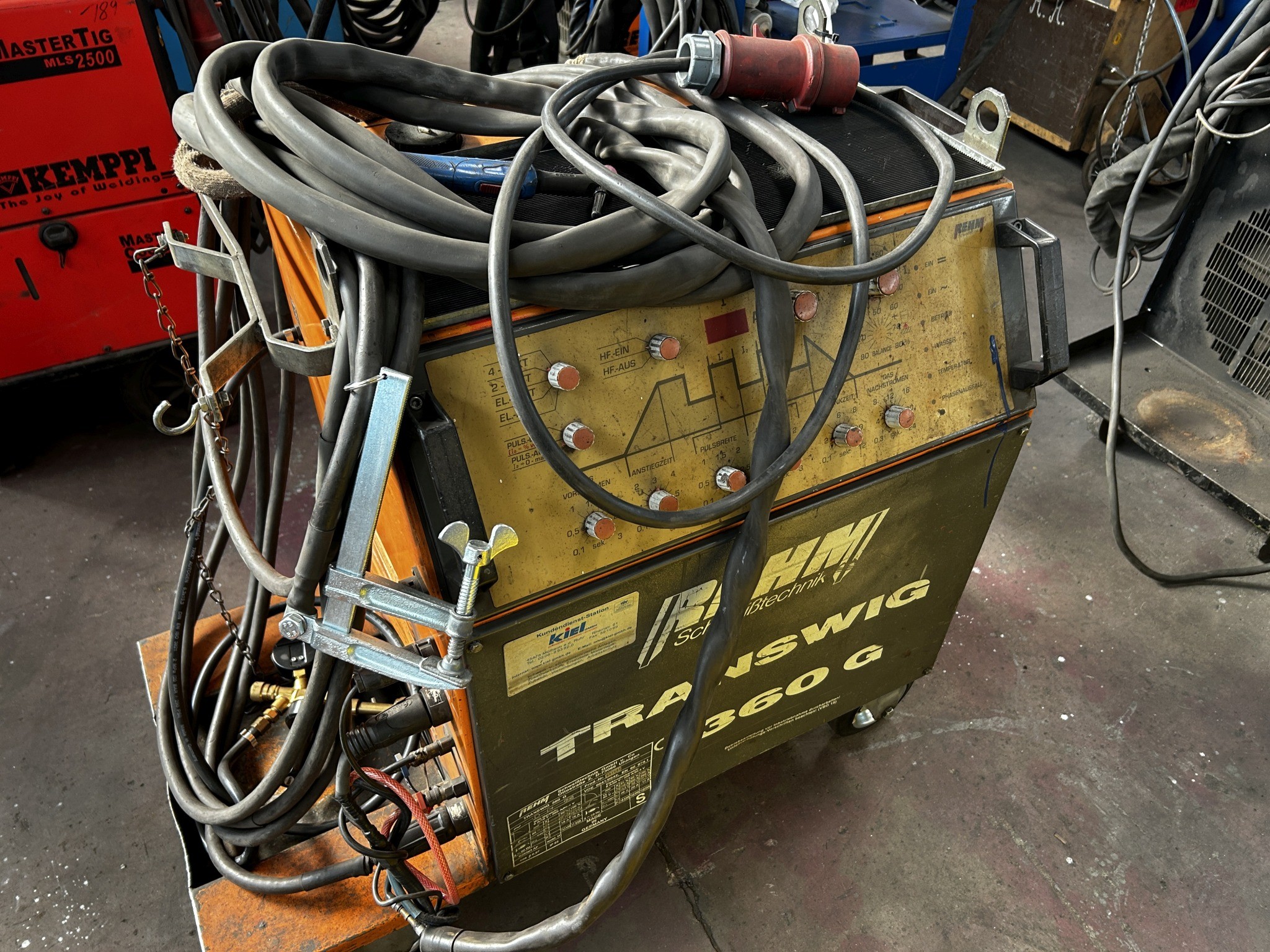 Dobrze utrzymany sprzęt warsztatowy i maszyny dawnej firmy Hülsenbusch Apparatebau-2