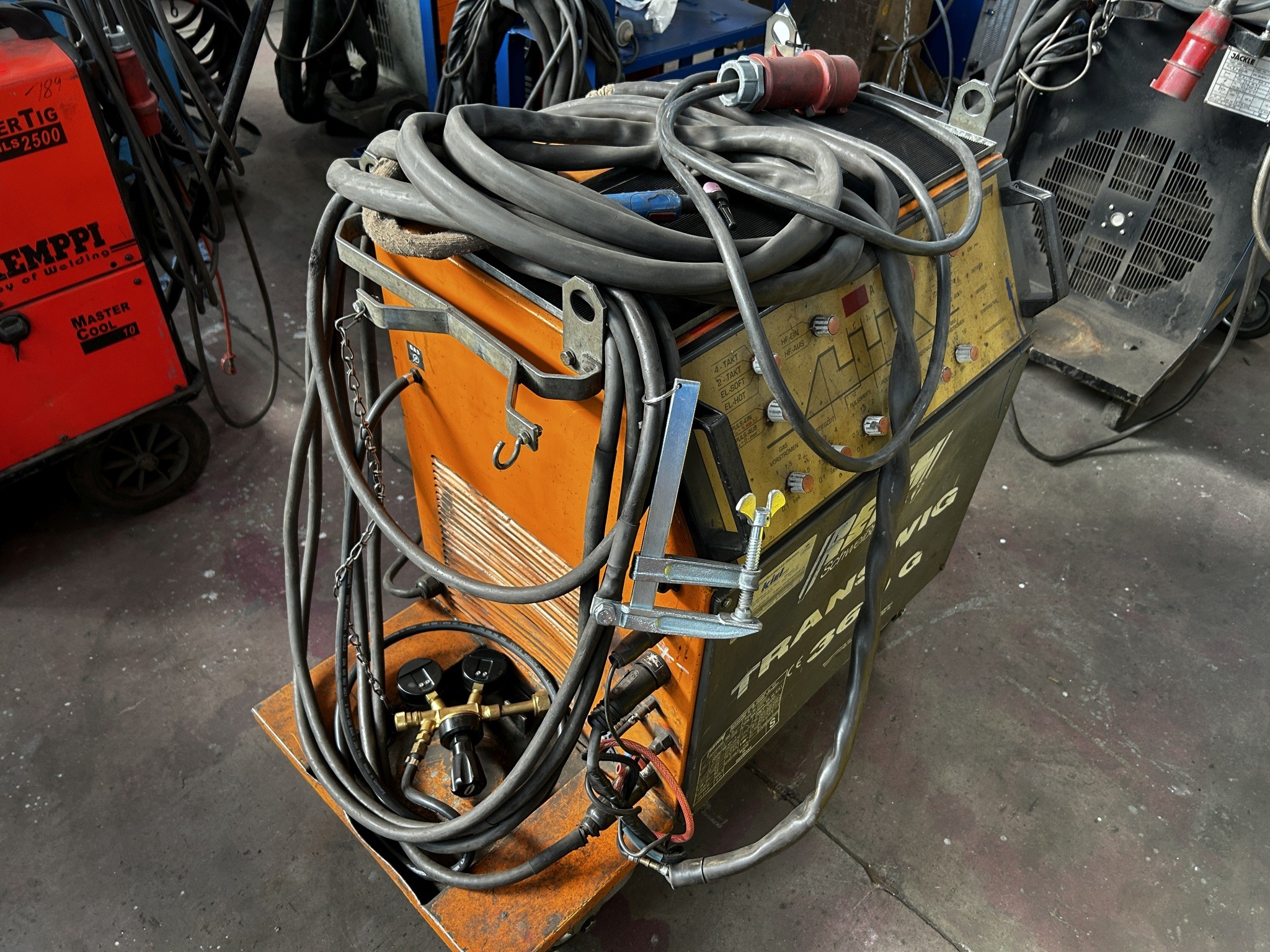 Dobrze utrzymany sprzęt warsztatowy i maszyny dawnej firmy Hülsenbusch Apparatebau-4