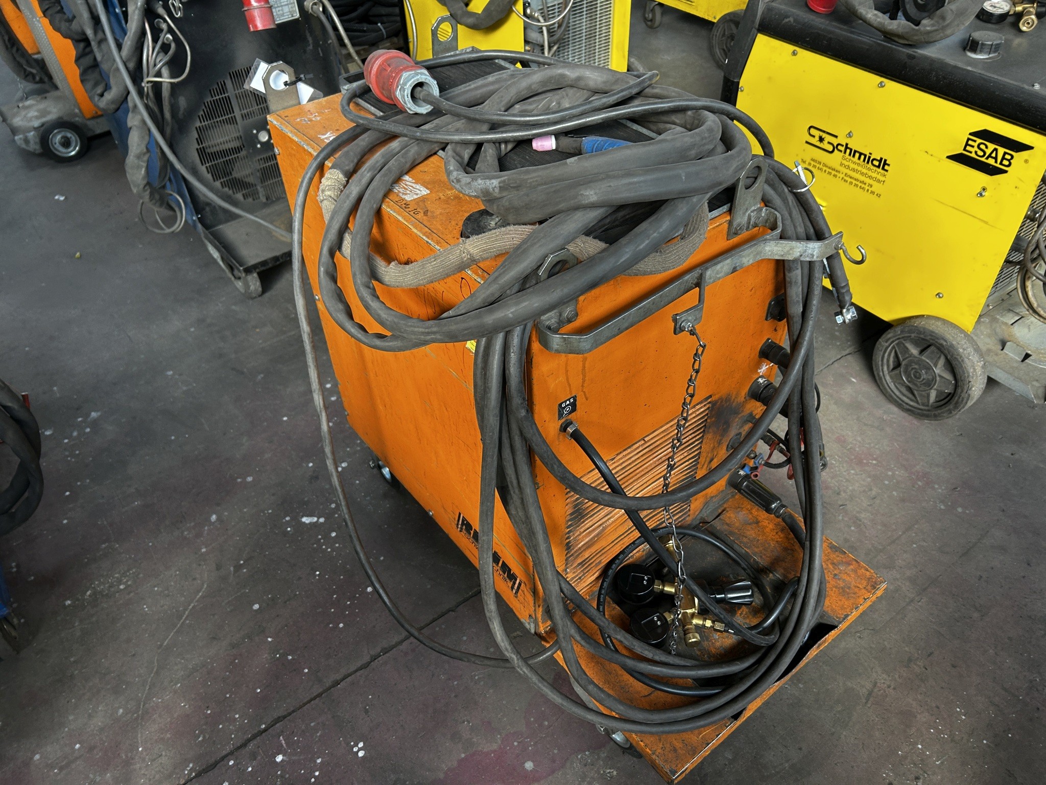 Dobrze utrzymany sprzęt warsztatowy i maszyny dawnej firmy Hülsenbusch Apparatebau-5