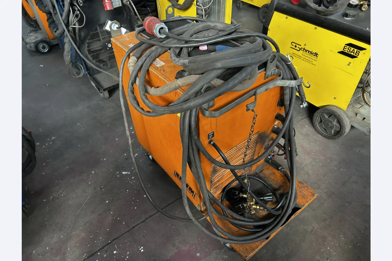 Dobrze utrzymany sprzęt warsztatowy i maszyny dawnej firmy Hülsenbusch Apparatebau-5