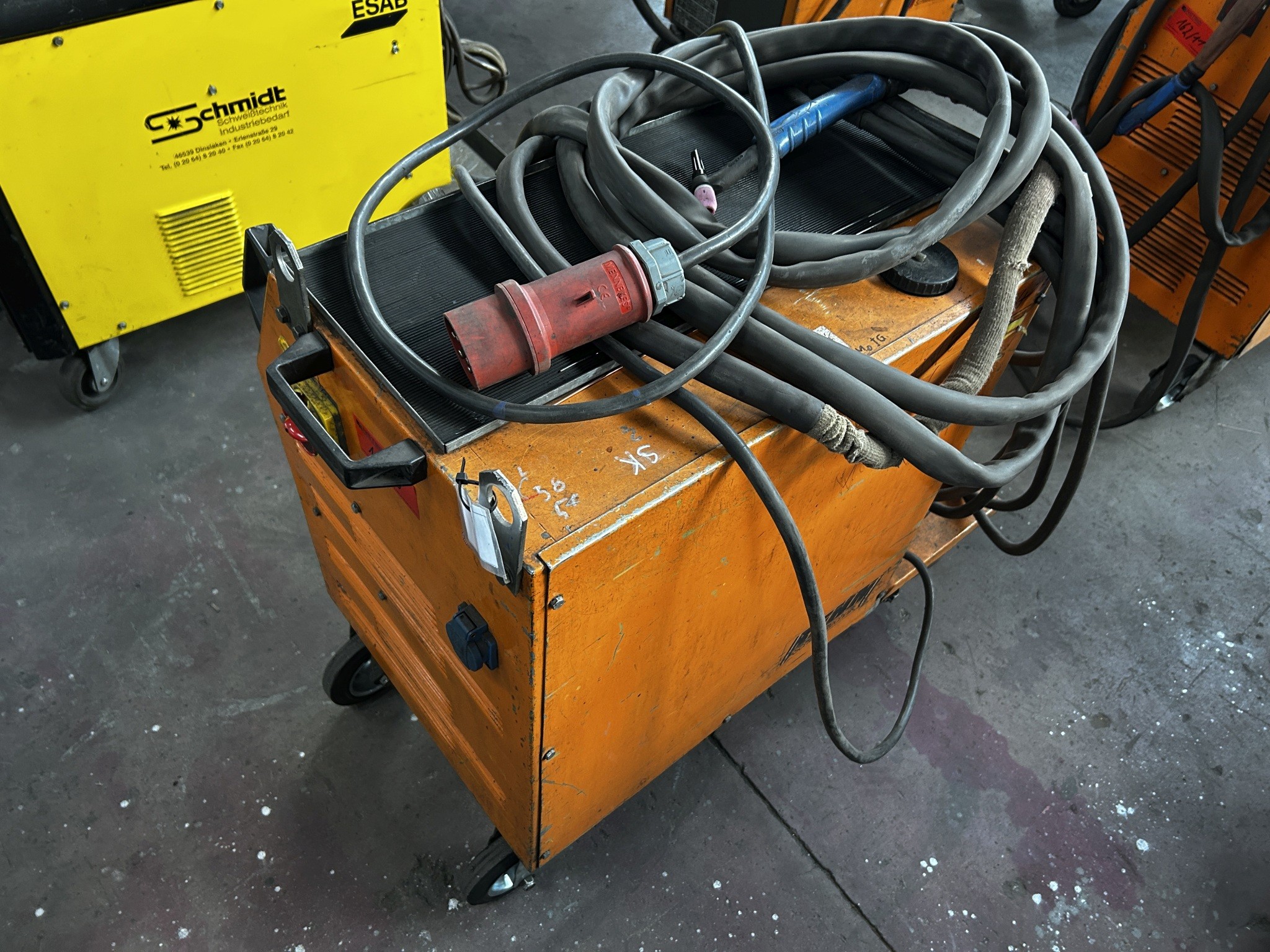 Dobrze utrzymany sprzęt warsztatowy i maszyny dawnej firmy Hülsenbusch Apparatebau-6