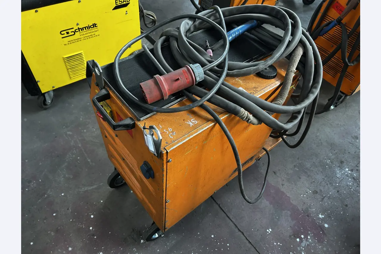 Dobrze utrzymany sprzęt warsztatowy i maszyny dawnej firmy Hülsenbusch Apparatebau-6