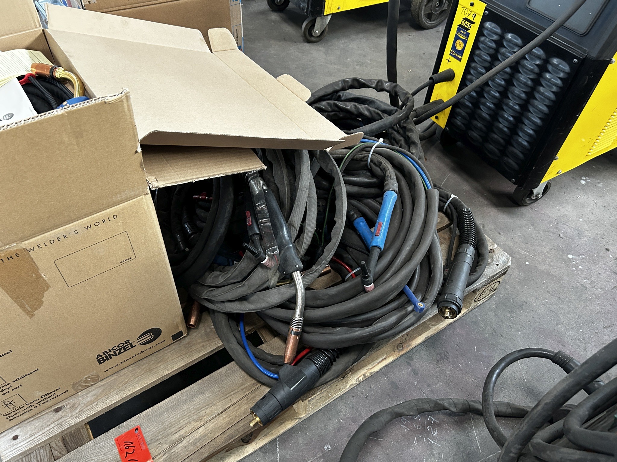 Dobrze utrzymany sprzęt warsztatowy i maszyny dawnej firmy Hülsenbusch Apparatebau-1