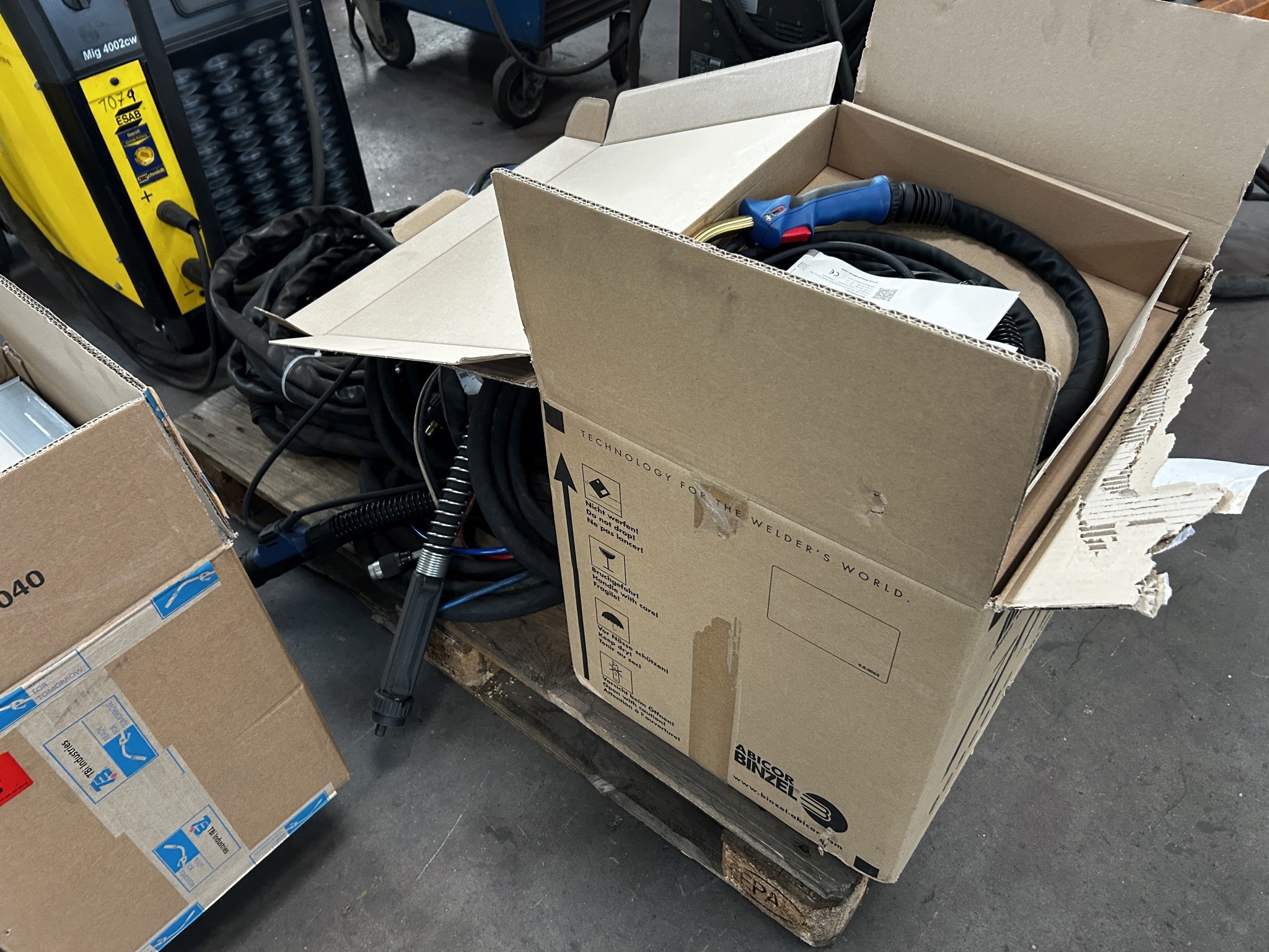 Dobrze utrzymany sprzęt warsztatowy i maszyny dawnej firmy Hülsenbusch Apparatebau-3