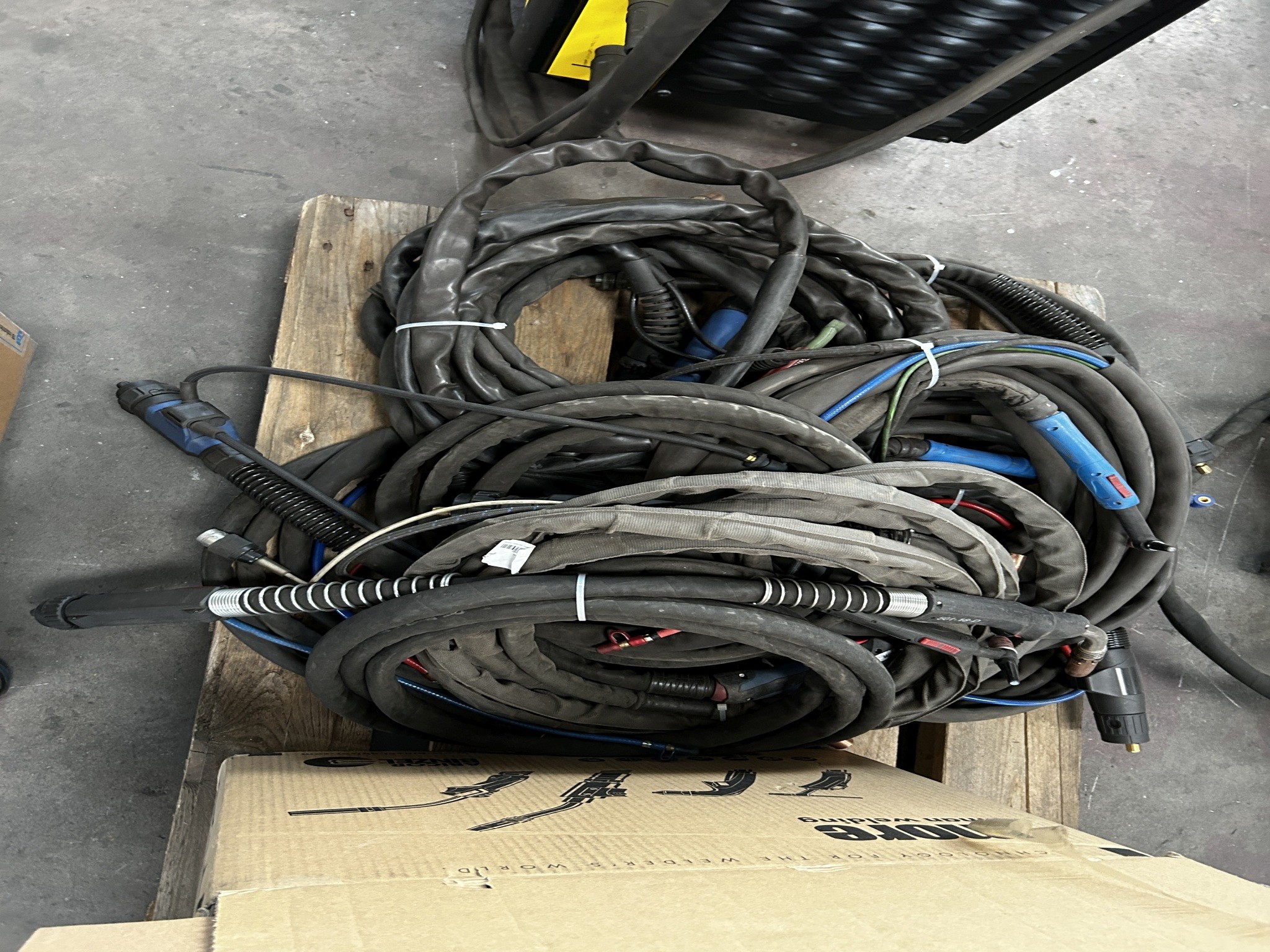 Dobrze utrzymany sprzęt warsztatowy i maszyny dawnej firmy Hülsenbusch Apparatebau-4