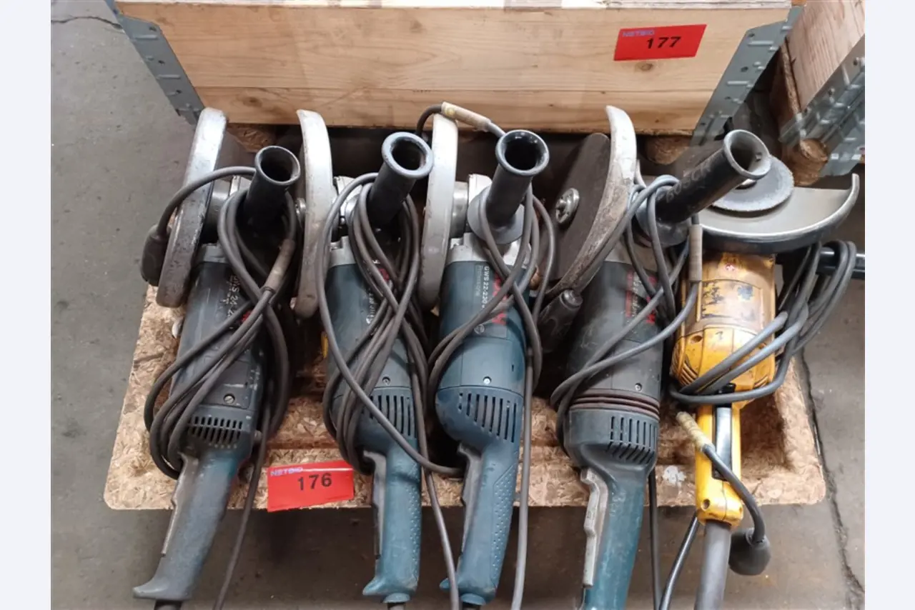 Dobrze utrzymany sprzęt warsztatowy i maszyny dawnej firmy Hülsenbusch Apparatebau-2