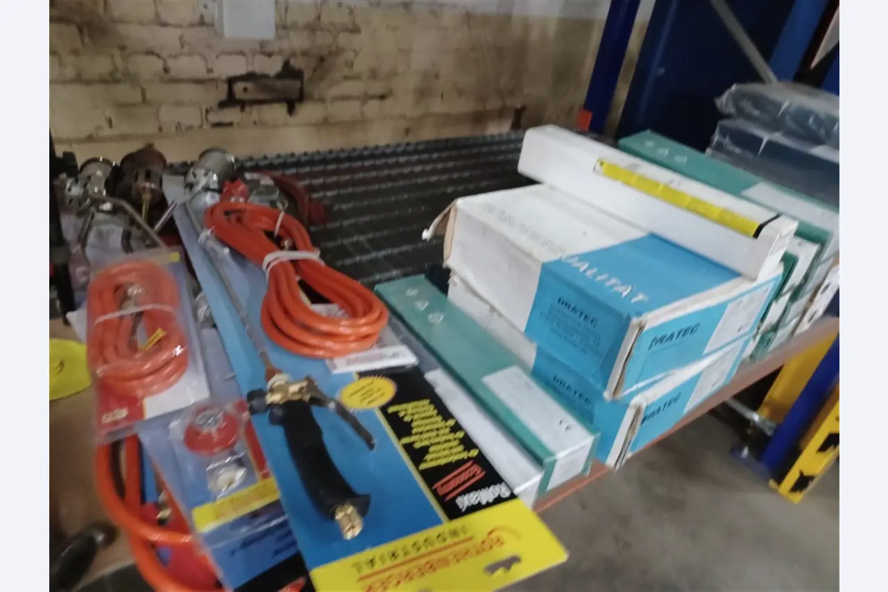 Dobrze utrzymany sprzęt warsztatowy i maszyny dawnej firmy Hülsenbusch Apparatebau-10