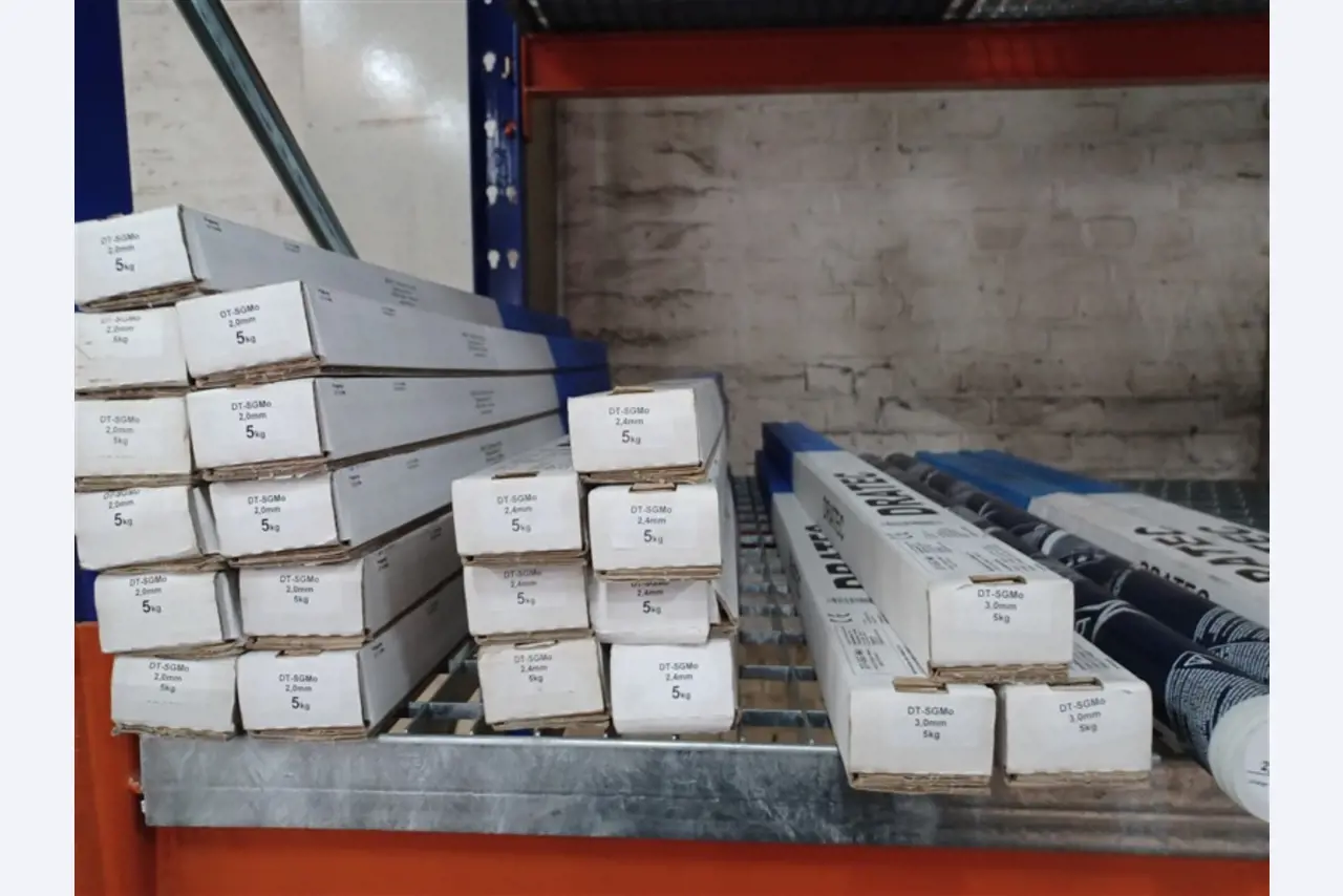 Dobrze utrzymany sprzęt warsztatowy i maszyny dawnej firmy Hülsenbusch Apparatebau-11