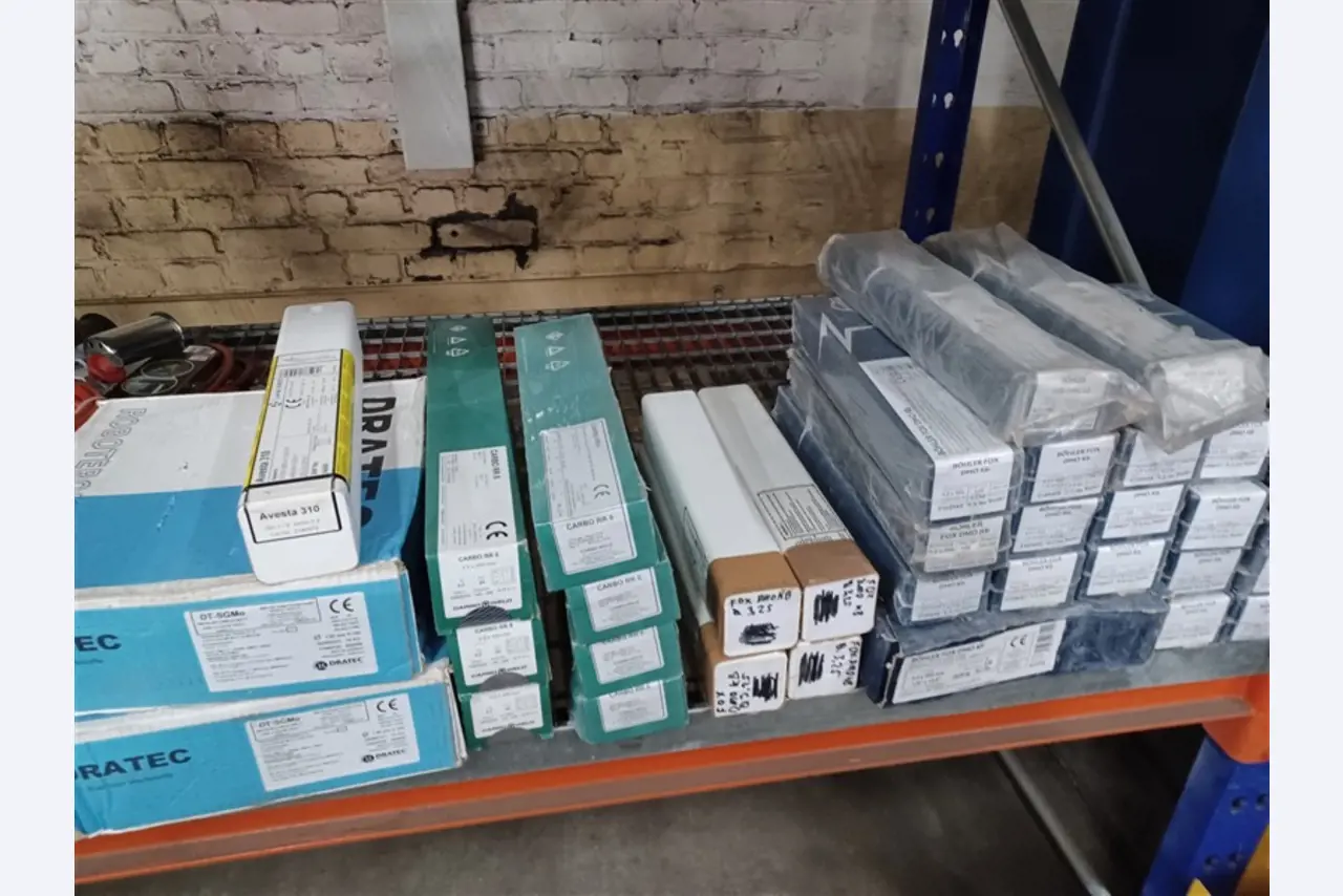 Dobrze utrzymany sprzęt warsztatowy i maszyny dawnej firmy Hülsenbusch Apparatebau-13