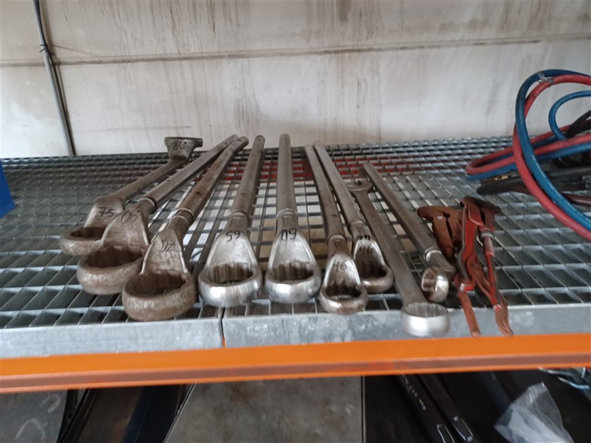 Dobrze utrzymany sprzęt warsztatowy i maszyny dawnej firmy Hülsenbusch Apparatebau-8