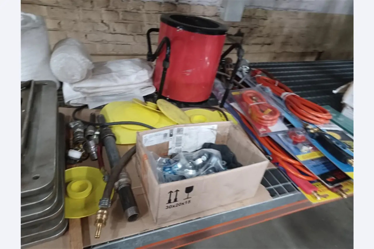 Dobrze utrzymany sprzęt warsztatowy i maszyny dawnej firmy Hülsenbusch Apparatebau-9