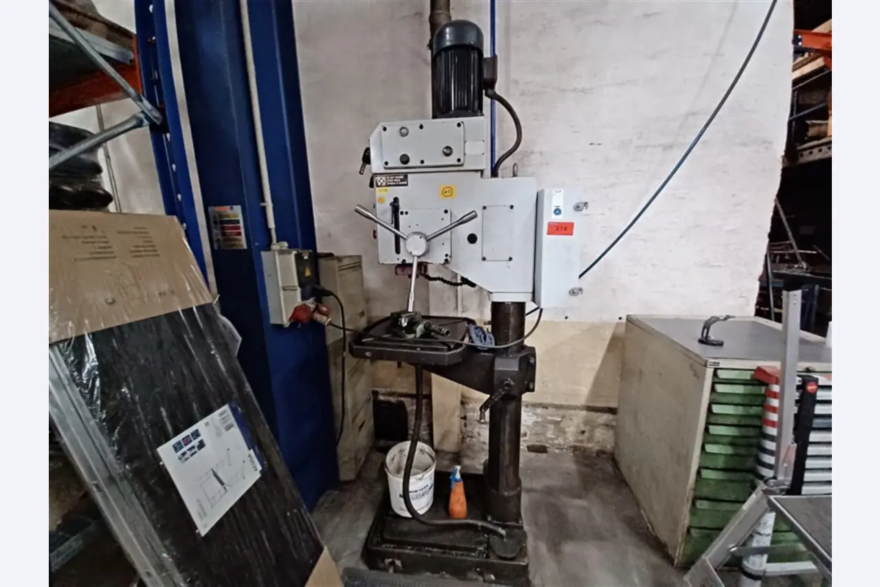 un équipement d'atelier bien entretenu ainsi que des machines de la société Hülsenbusch Apparatebau-1