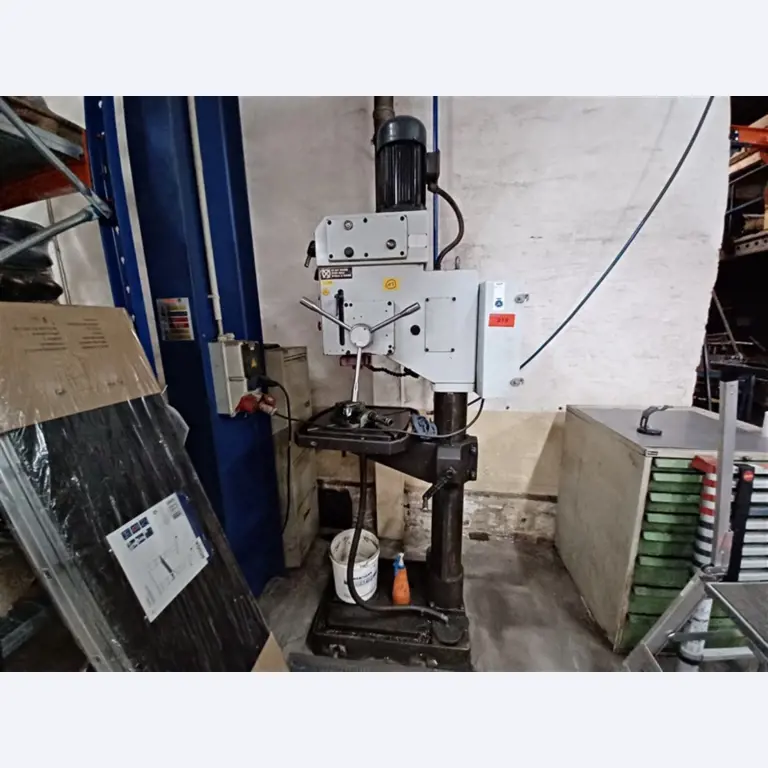 un équipement d'atelier bien entretenu ainsi que des machines de la société Hülsenbusch Apparatebau-1