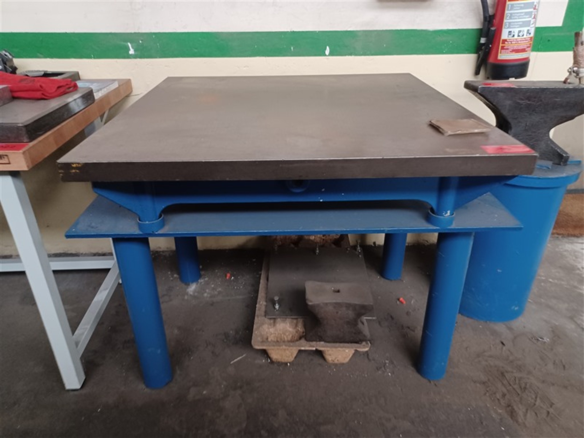 Dobrze utrzymany sprzęt warsztatowy i maszyny dawnej firmy Hülsenbusch Apparatebau-4