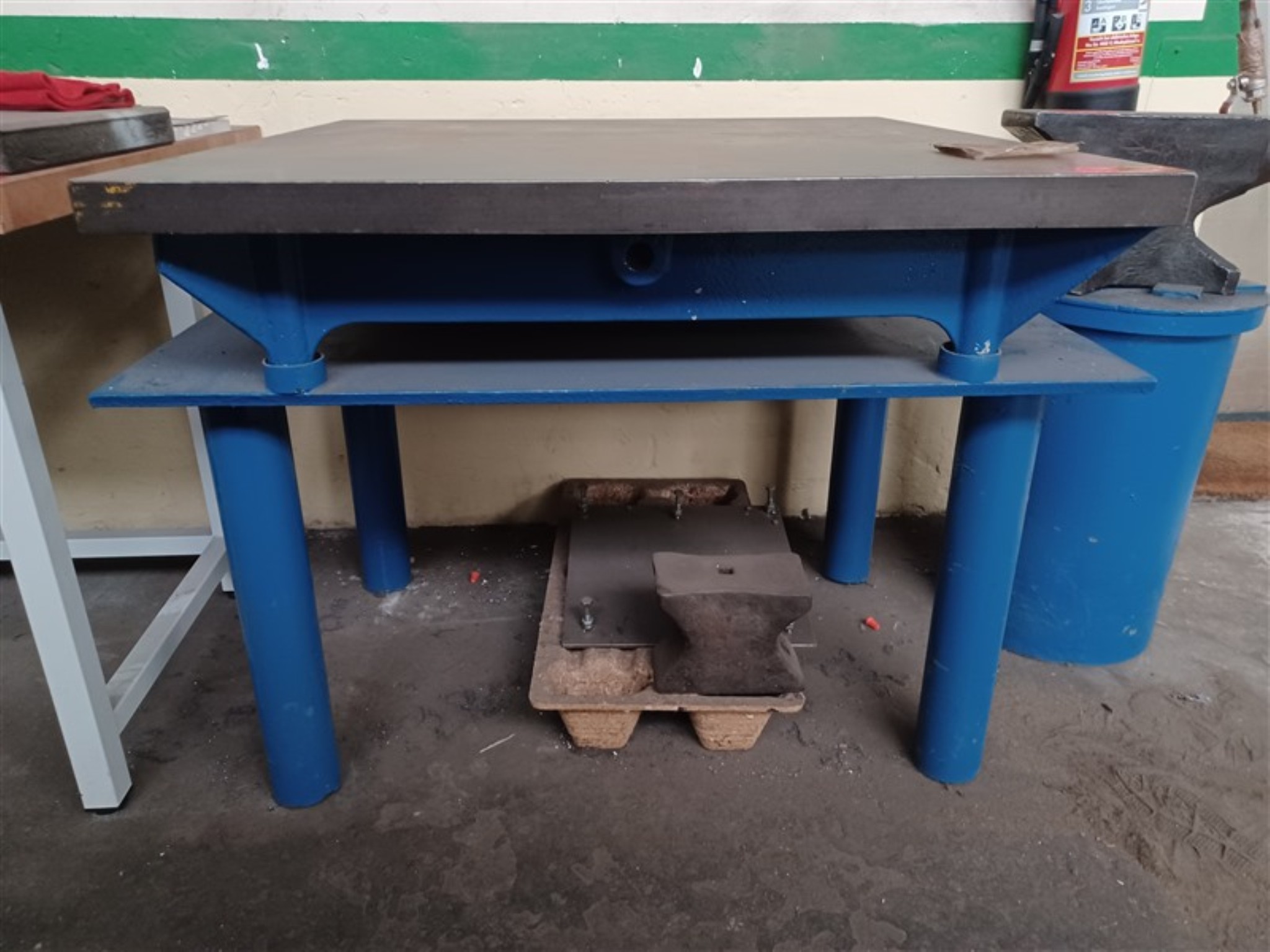 Dobrze utrzymany sprzęt warsztatowy i maszyny dawnej firmy Hülsenbusch Apparatebau-5