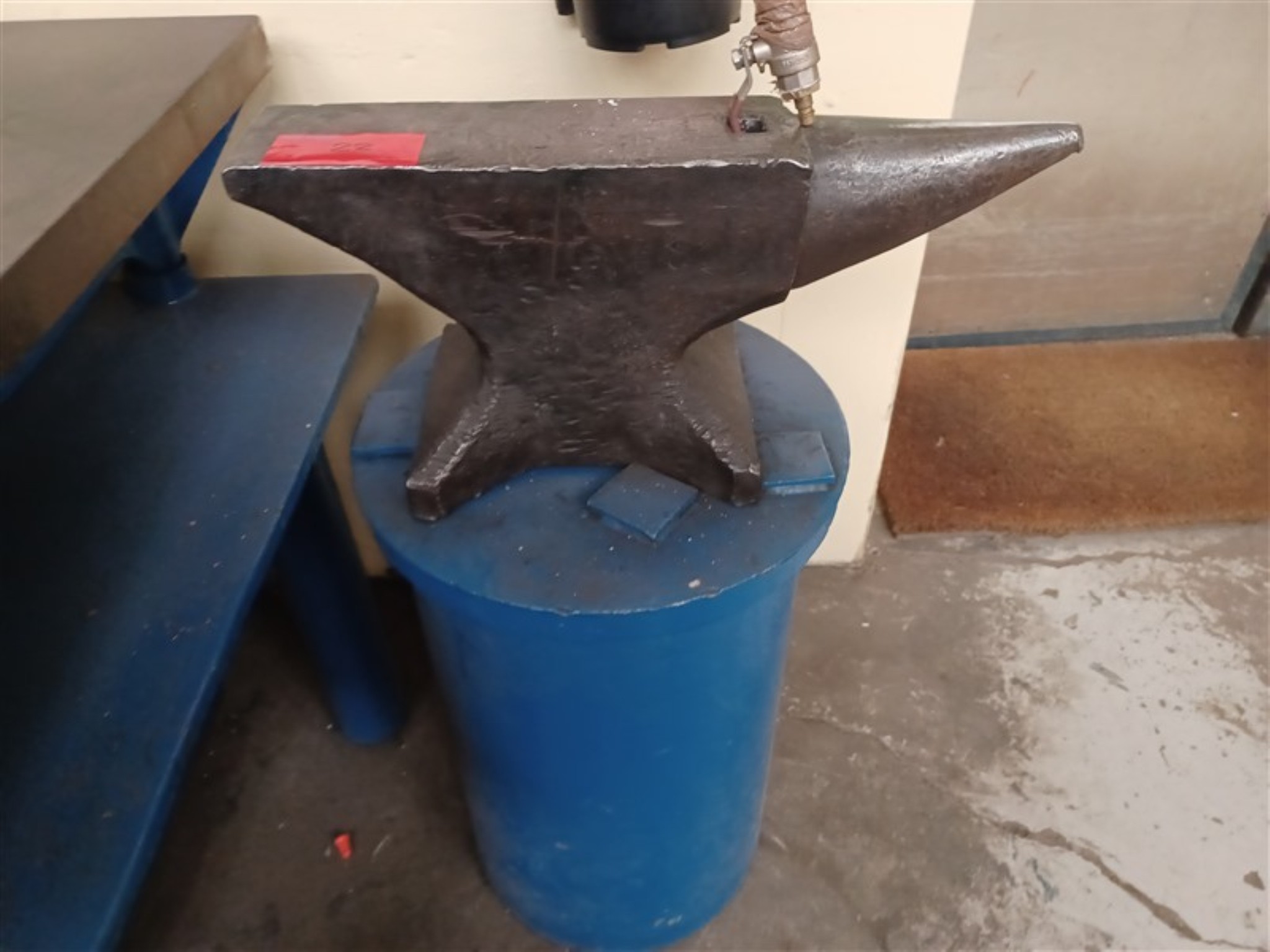 Dobrze utrzymany sprzęt warsztatowy i maszyny dawnej firmy Hülsenbusch Apparatebau-6