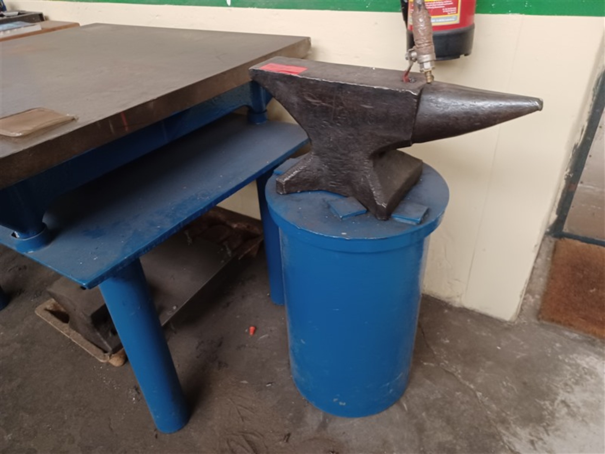 Dobrze utrzymany sprzęt warsztatowy i maszyny dawnej firmy Hülsenbusch Apparatebau-7