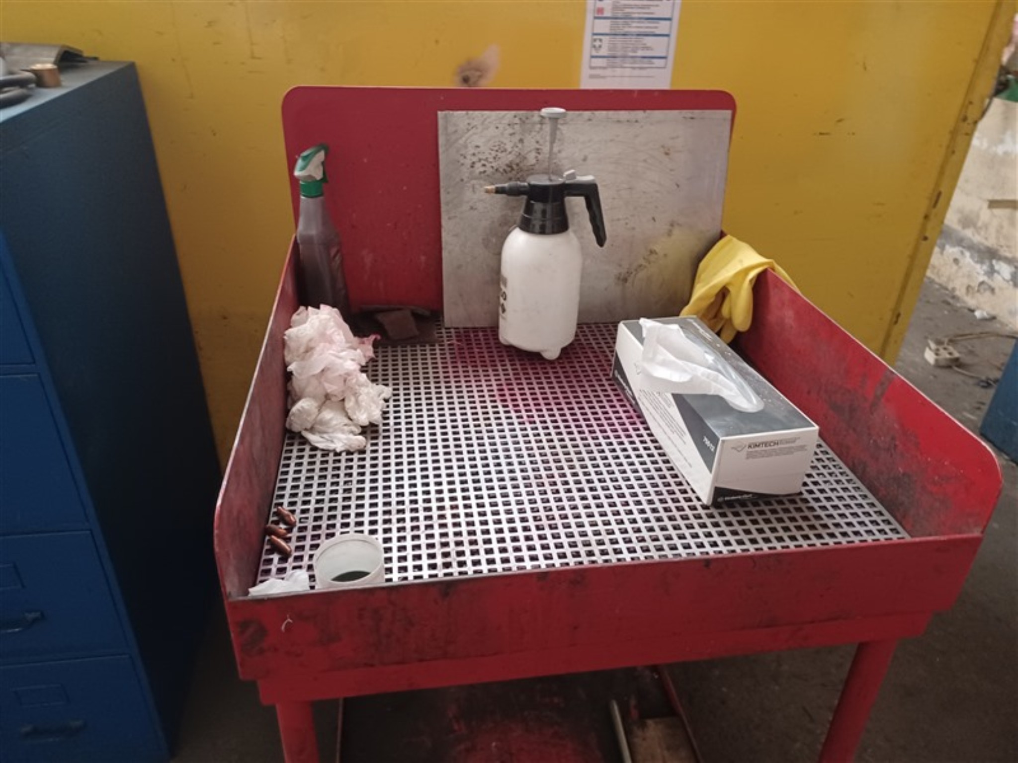 Dobrze utrzymany sprzęt warsztatowy i maszyny dawnej firmy Hülsenbusch Apparatebau-9