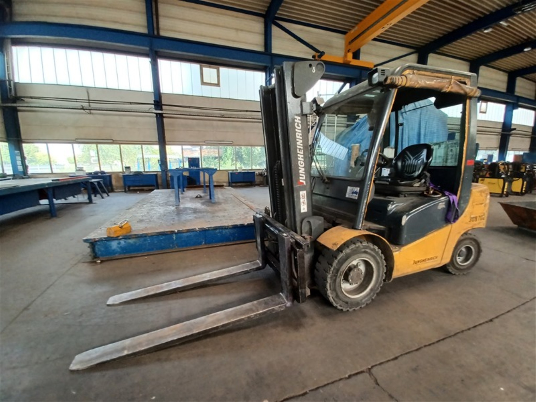 Dobrze utrzymany sprzęt warsztatowy i maszyny dawnej firmy Hülsenbusch Apparatebau-1