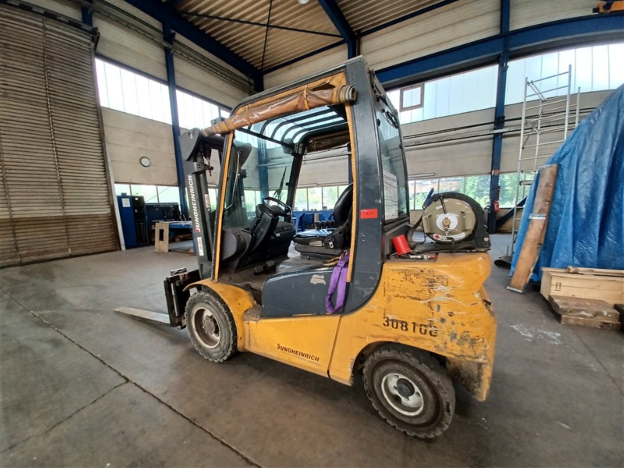 Dobrze utrzymany sprzęt warsztatowy i maszyny dawnej firmy Hülsenbusch Apparatebau-2