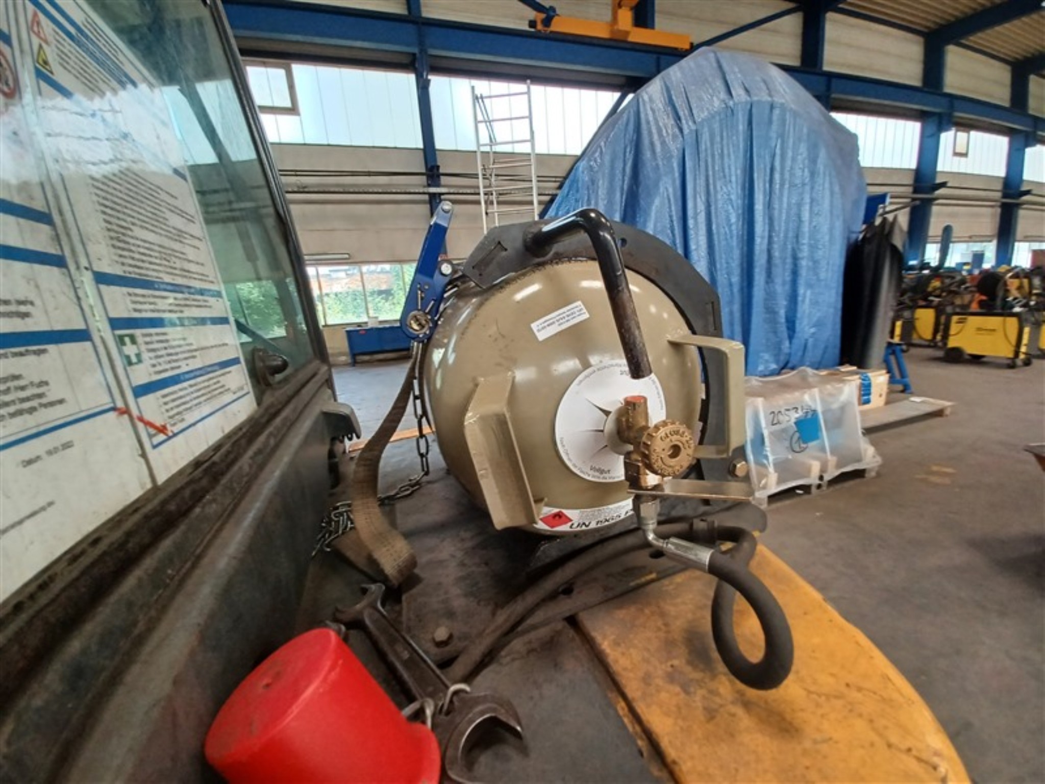 Dobrze utrzymany sprzęt warsztatowy i maszyny dawnej firmy Hülsenbusch Apparatebau-4