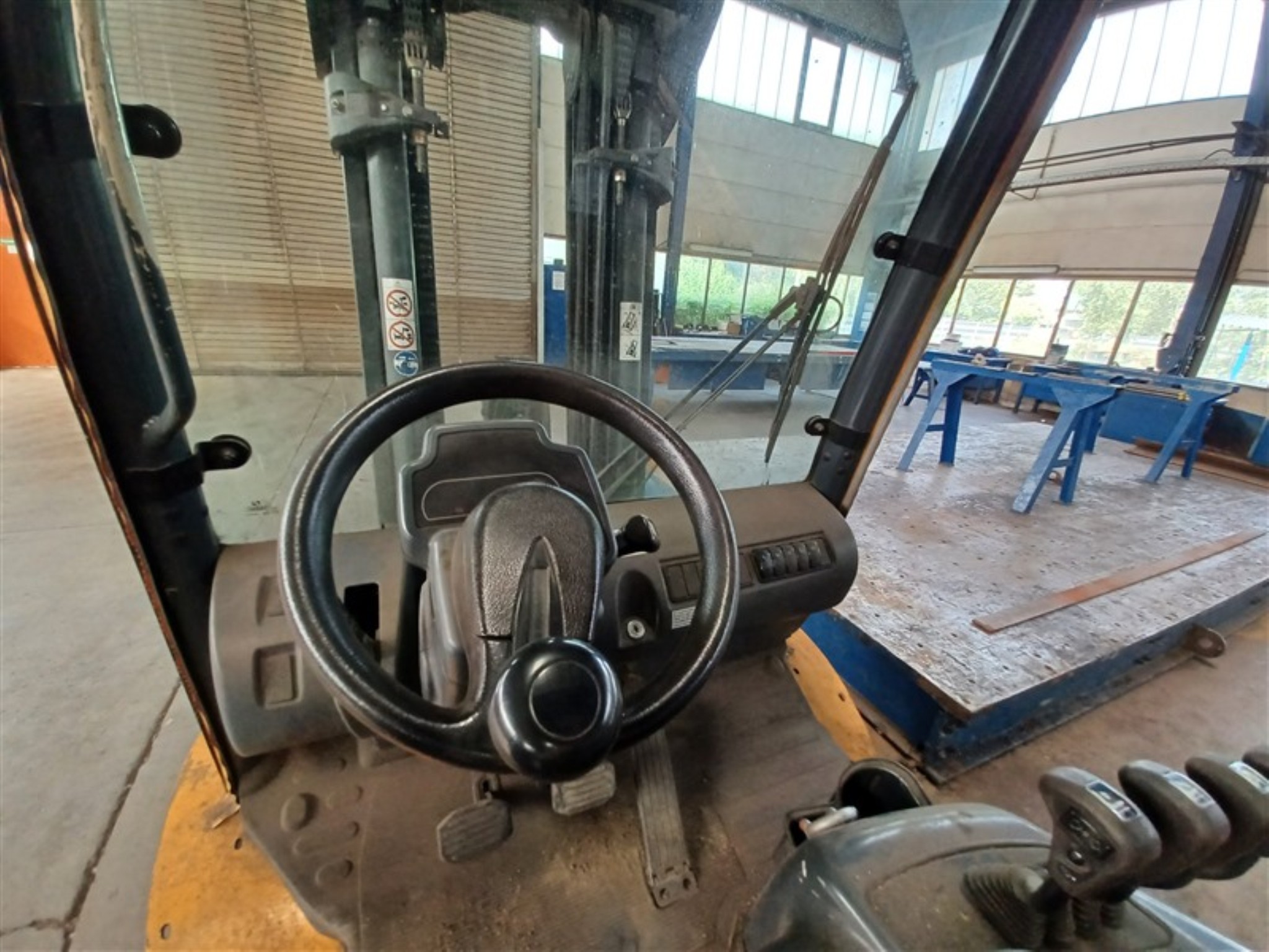 Dobrze utrzymany sprzęt warsztatowy i maszyny dawnej firmy Hülsenbusch Apparatebau-5