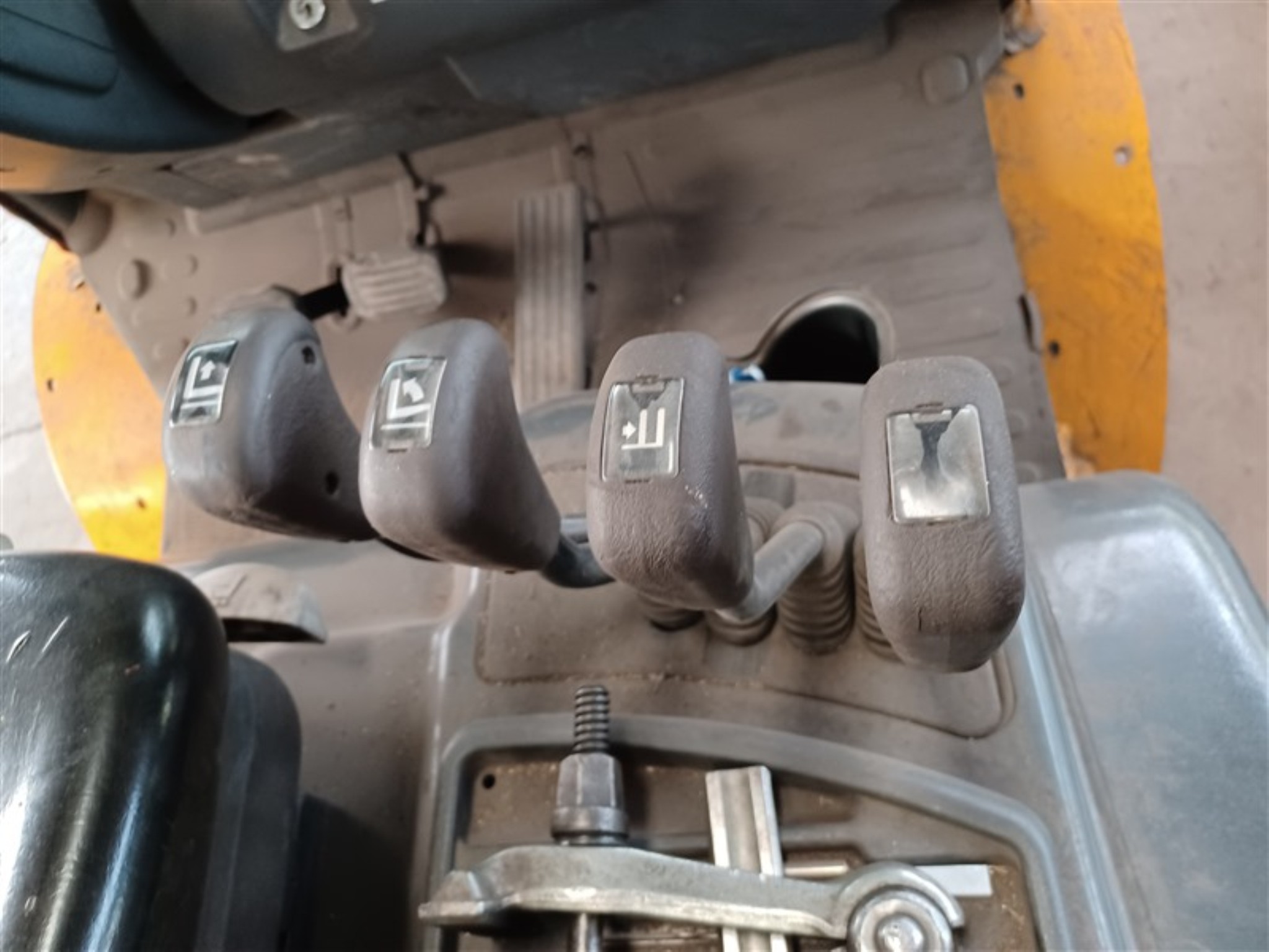 Dobrze utrzymany sprzęt warsztatowy i maszyny dawnej firmy Hülsenbusch Apparatebau-7