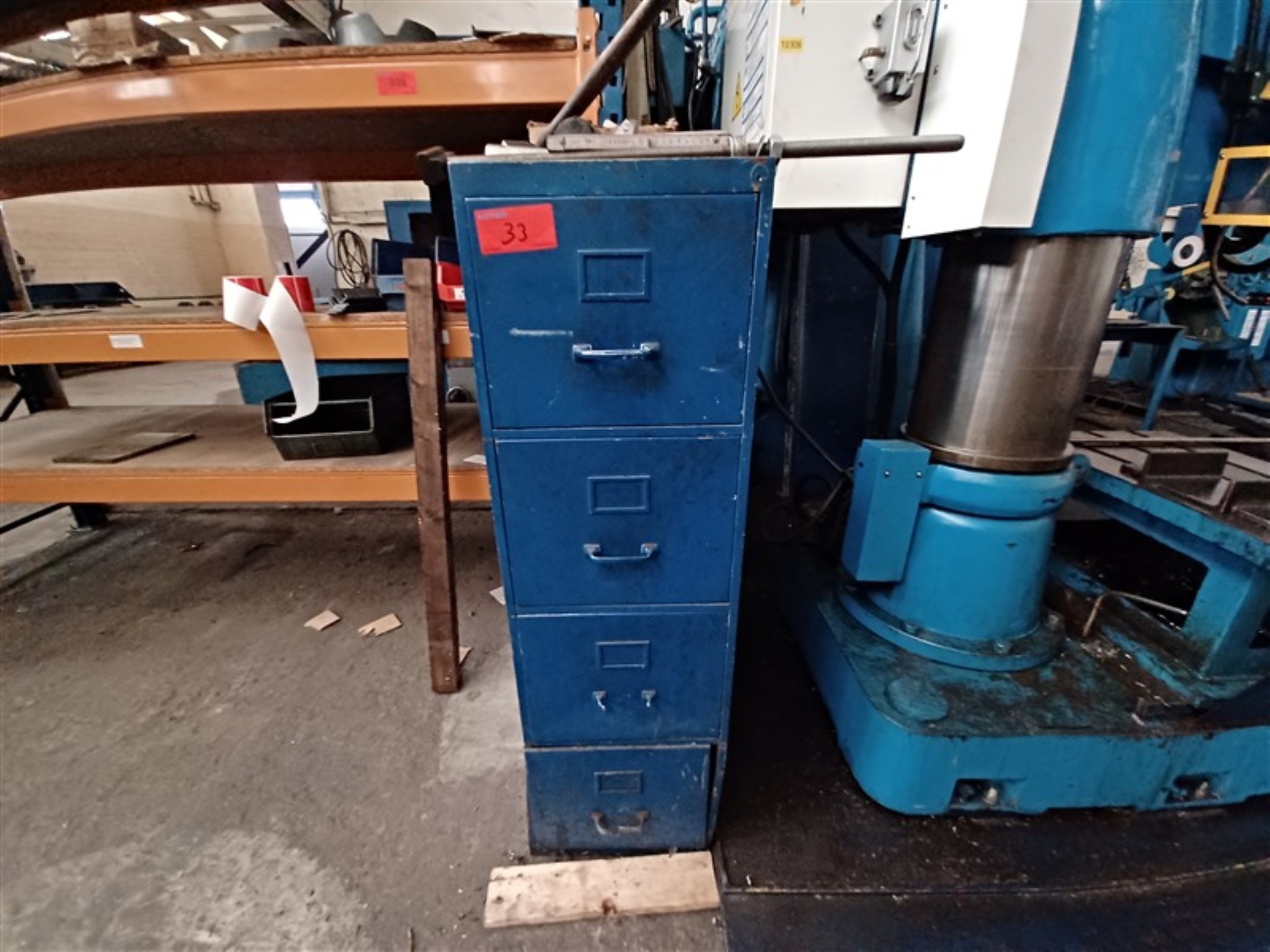 Dobrze utrzymany sprzęt warsztatowy i maszyny dawnej firmy Hülsenbusch Apparatebau-5